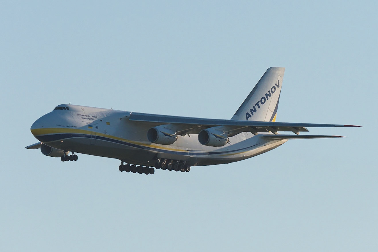 Antonov Design Bureau AN-124-150 UR-82072 arriving in Auckland, brining and America's Cup yacht from Providence via Chicago and Honolulu.