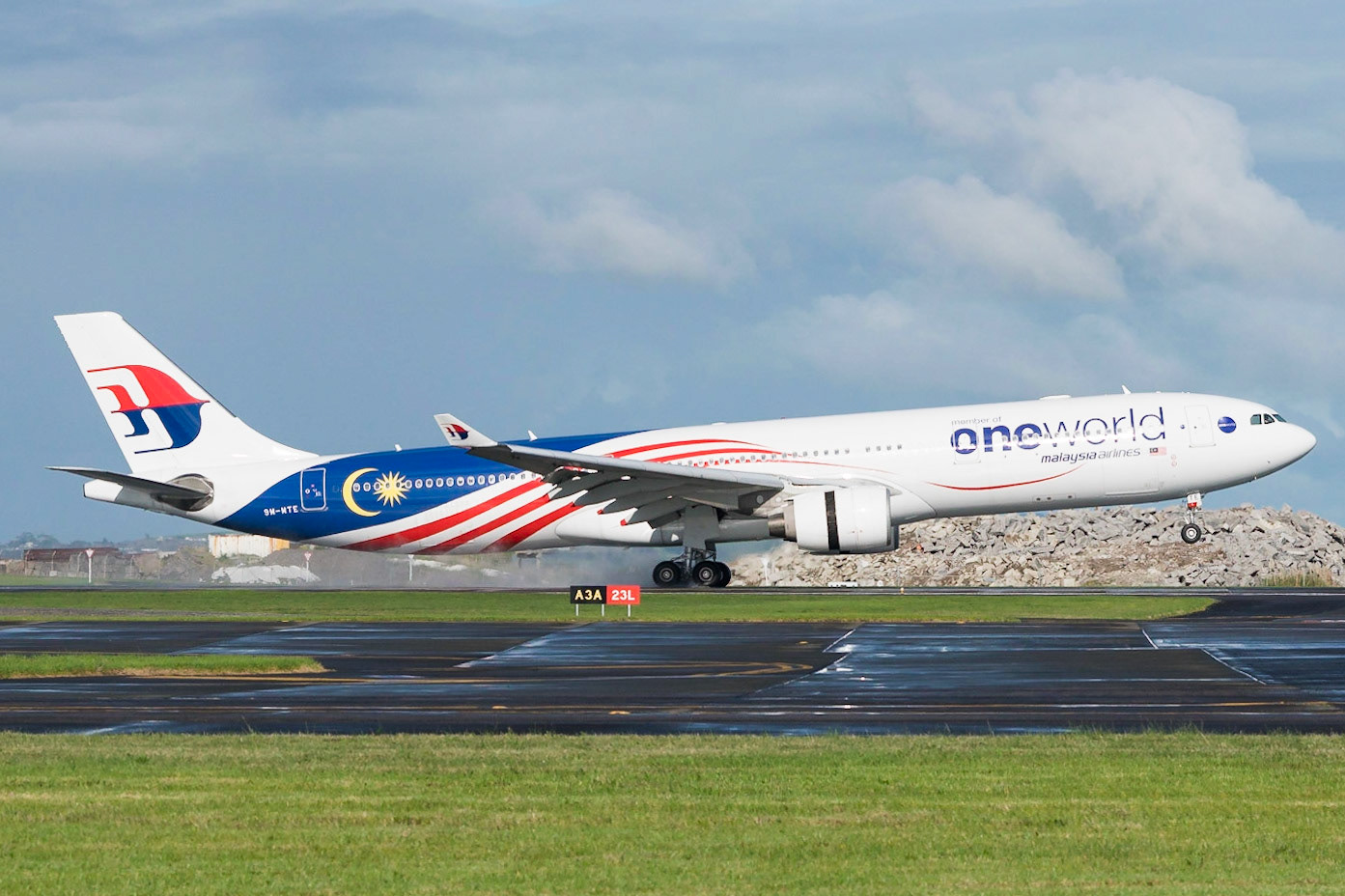 Malaysia Airlines Airbus A330-300 9M-MTE arriving in Auckland, sporting the One World logo on the forward half.