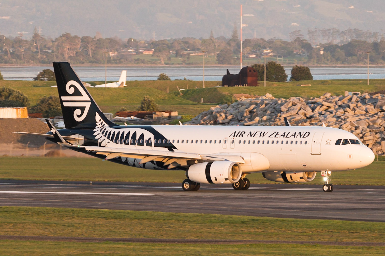 Air New Zealand Airbus A320 ZK-OXG arriving in Auckland.