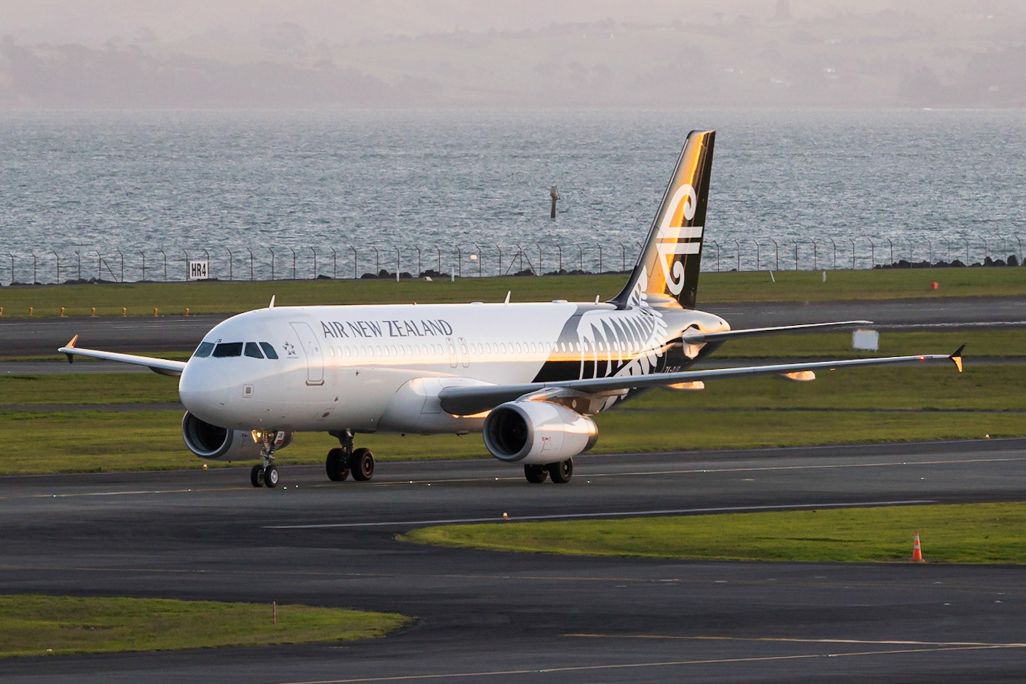 Air New Zealand Airbus A320 ZK-OJS in Auckland. There aren't many A320s around New Zealand without sharklets these days.