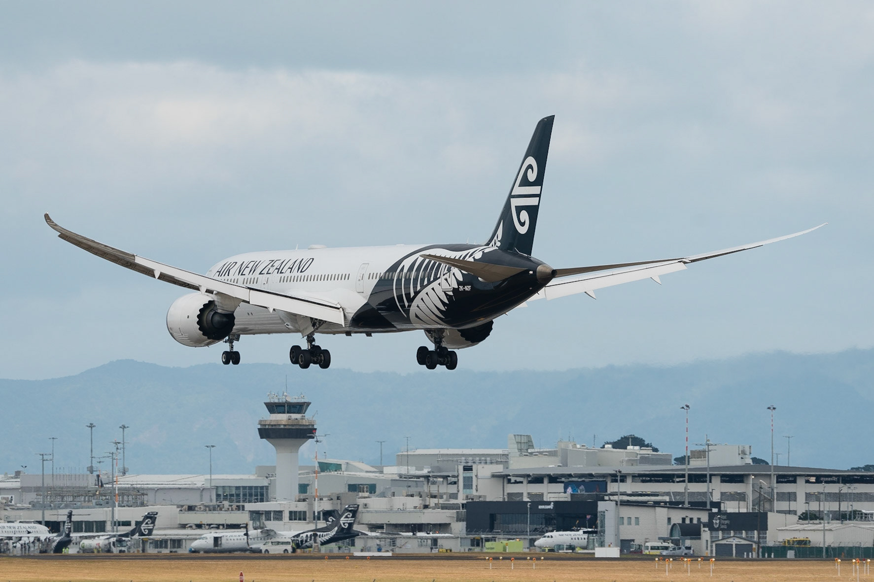 Air New Zealand Boeing 787-9 ZK-NZF arriving in Auckland.
