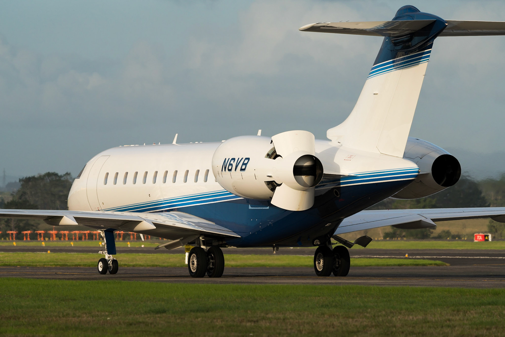 Bombardier Global Express N6VB arriving in Auckland.