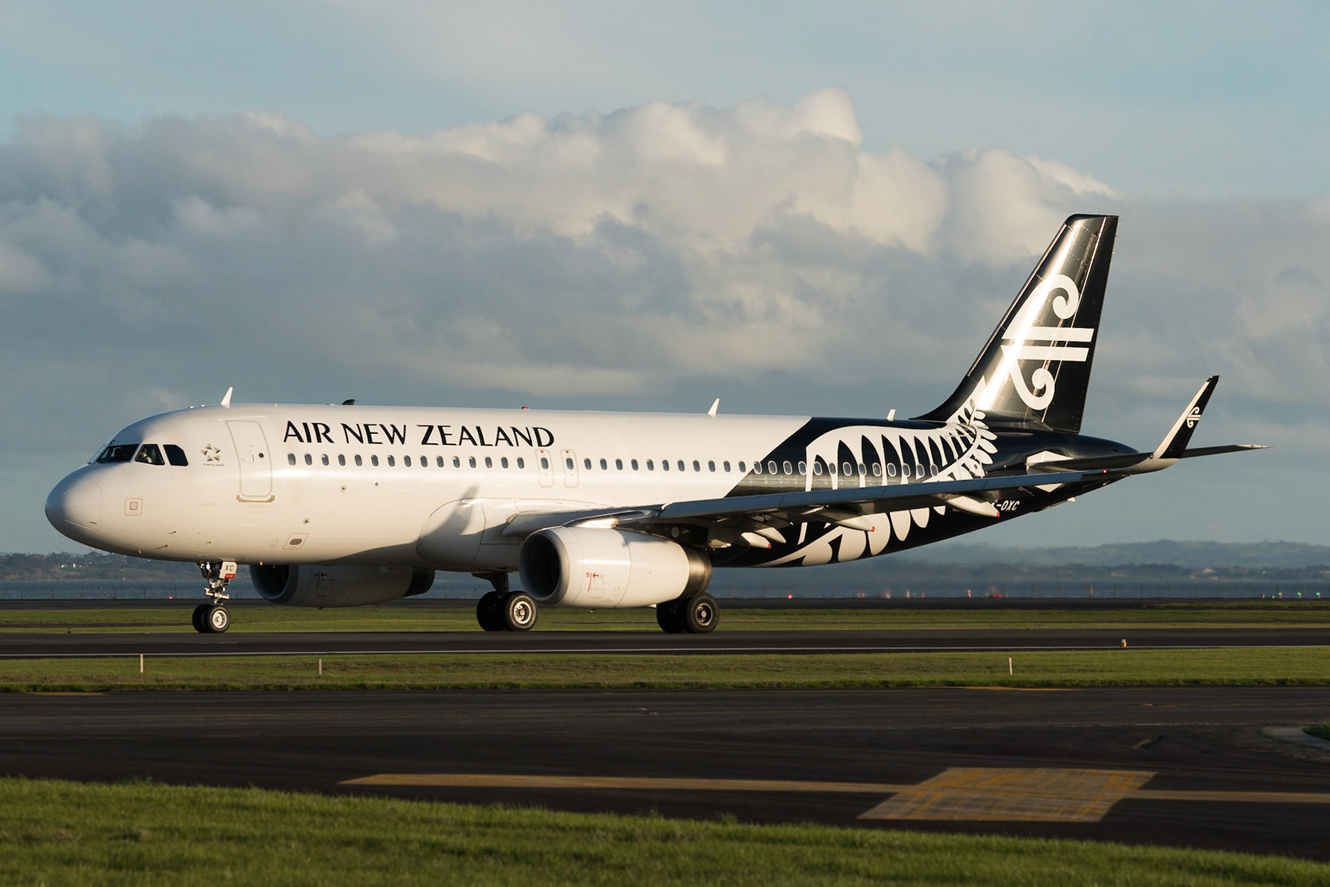 Air New Zealand Airbus A320 ZK-OXC arriving in Auckland.