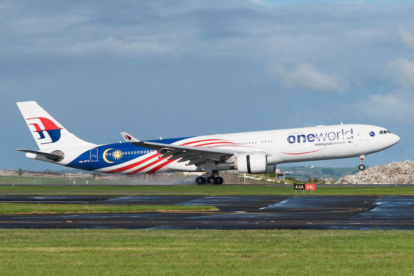 Malaysia Airlines Airbus A330-300 9M-MTE arriving in Auckland, sporting the One World logo on the forward half.