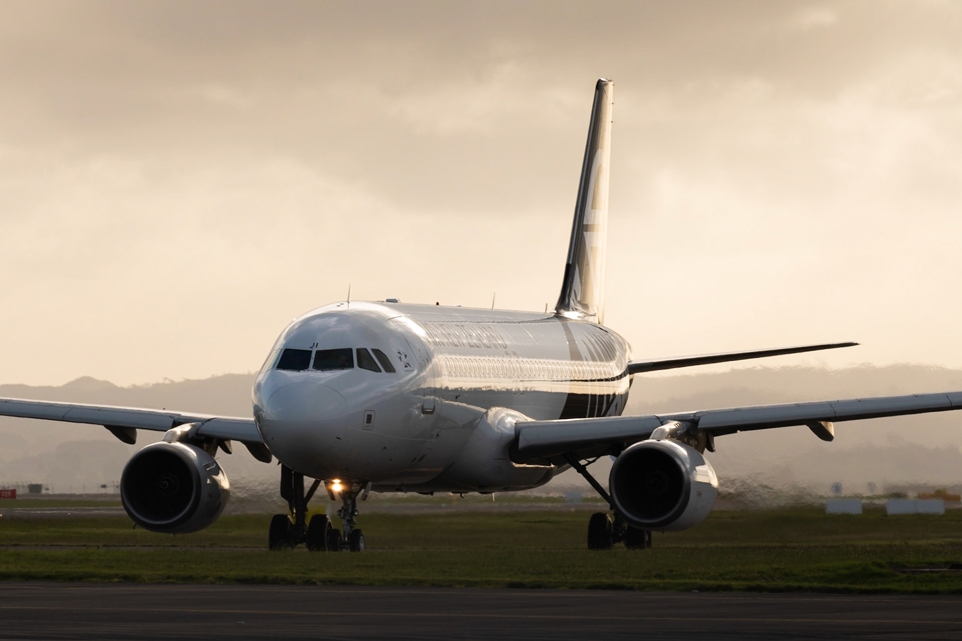 Air New Zealand Airbus A320 ZK-OJI at Auckland.