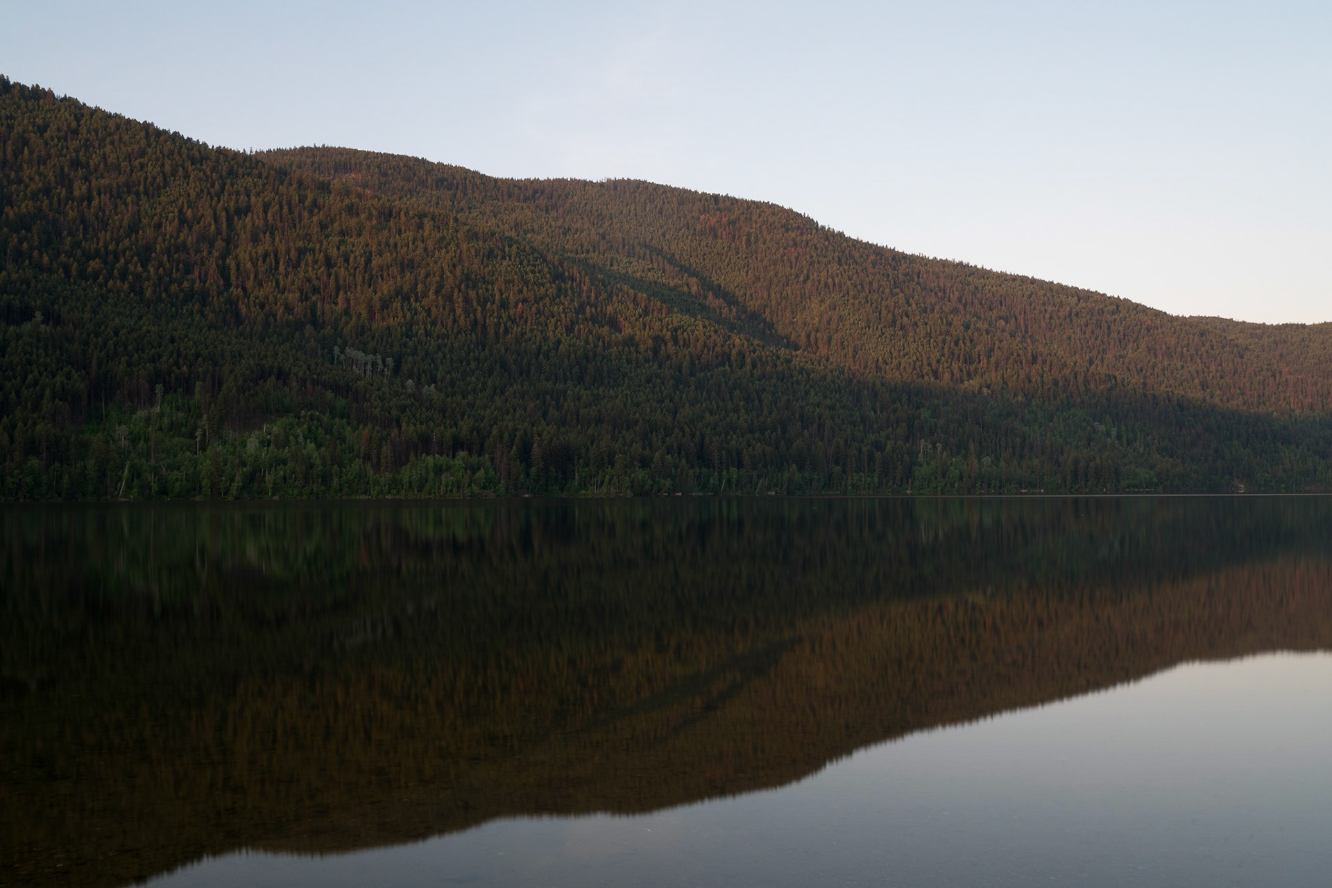 Early morning at Paul Lake, naer Kamloops, British Columbia.