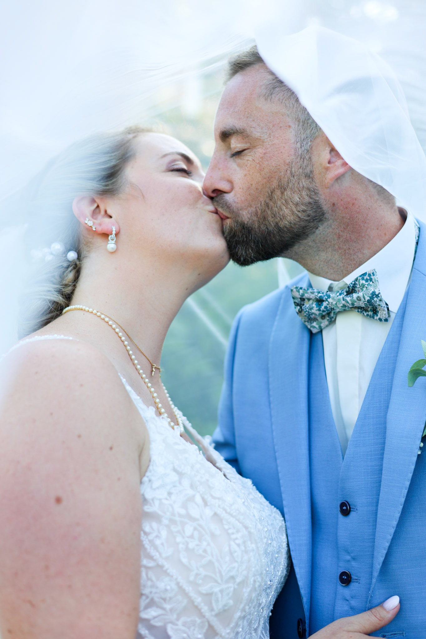 Mariée qui s'embrasse, photographe Joan Mora