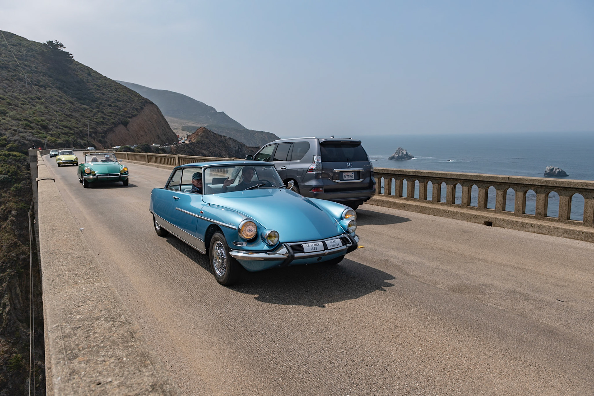 In the wake of the DS 19, Citroen introduced the Citroën DS 21, which had an enlarged 2175 cc 109-hp engine. It was built between 1965 and 1972, before being superseded in 1973 by the DS 23. The Citroën factory offered a variety of different body options for the DS 21, including a 4-door saloon, a 2-door convertible, an estate car called the Safari, and a luxury “Pallas” model. Nonetheless, Henri Chapron continued to build his own versions of Citroëns using this new model. Included in his offerings were around 27 two-door Le Léman Coupés.