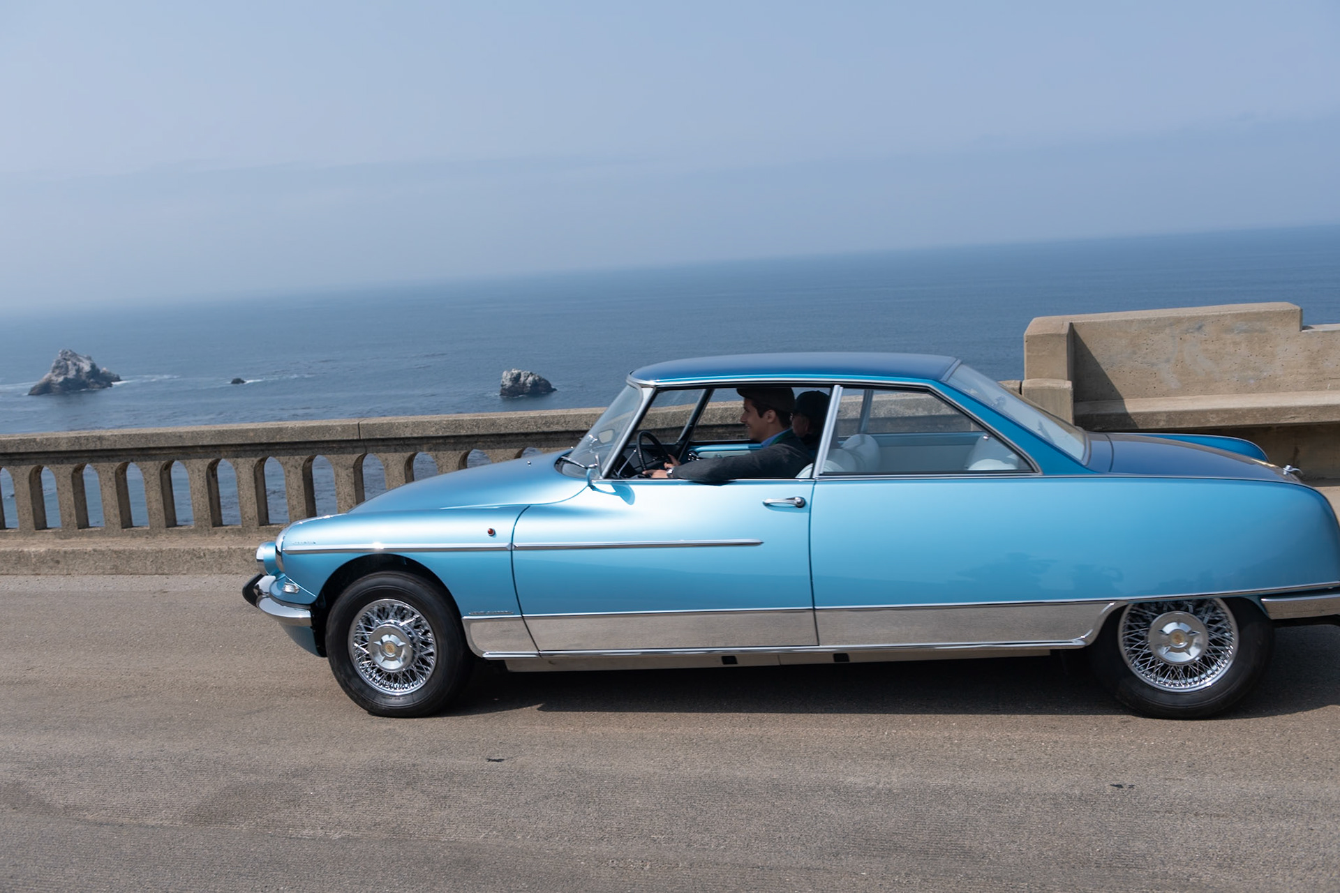 In the wake of the DS 19, Citroen introduced the Citroën DS 21, which had an enlarged 2175 cc 109-hp engine. It was built between 1965 and 1972, before being superseded in 1973 by the DS 23. The Citroën factory offered a variety of different body options for the DS 21, including a 4-door saloon, a 2-door convertible, an estate car called the Safari, and a luxury “Pallas” model. Nonetheless, Henri Chapron continued to build his own versions of Citroëns using this new model. Included in his offerings were around 27 two-door Le Léman Coupés.