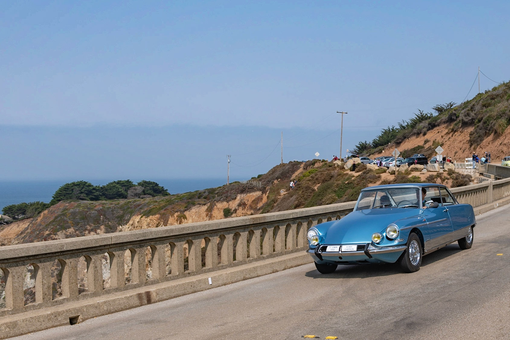 In the wake of the DS 19, Citroen introduced the Citroën DS 21, which had an enlarged 2175 cc 109-hp engine. It was built between 1965 and 1972, before being superseded in 1973 by the DS 23. The Citroën factory offered a variety of different body options for the DS 21, including a 4-door saloon, a 2-door convertible, an estate car called the Safari, and a luxury “Pallas” model. Nonetheless, Henri Chapron continued to build his own versions of Citroëns using this new model. Included in his offerings were around 27 two-door Le Léman Coupés.