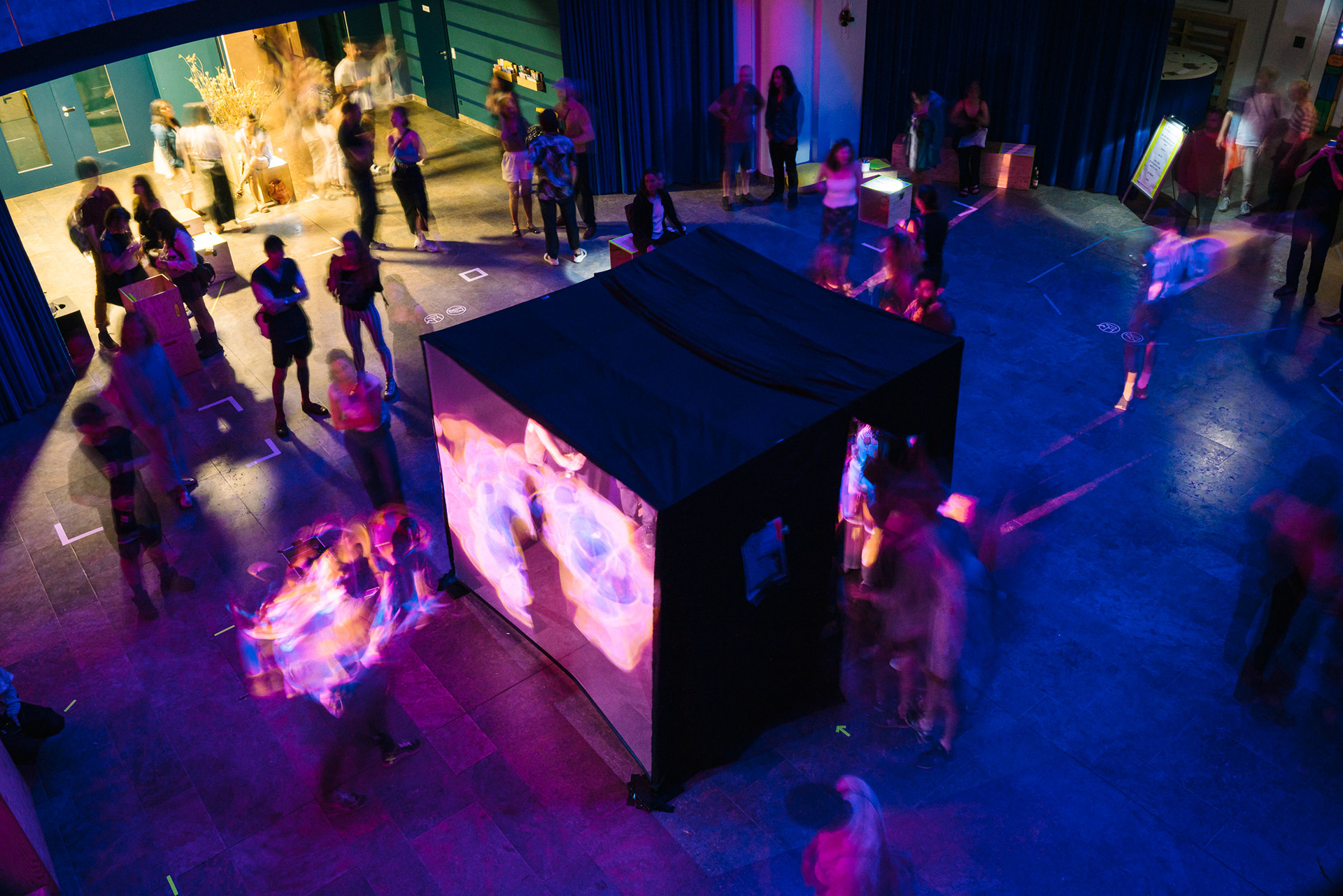 Immersive Licht- und Soundinstallation "CUBE" von Tina Thalmann @ 48 Stunden Neukölln, Foto: Nikolai Marcinowski