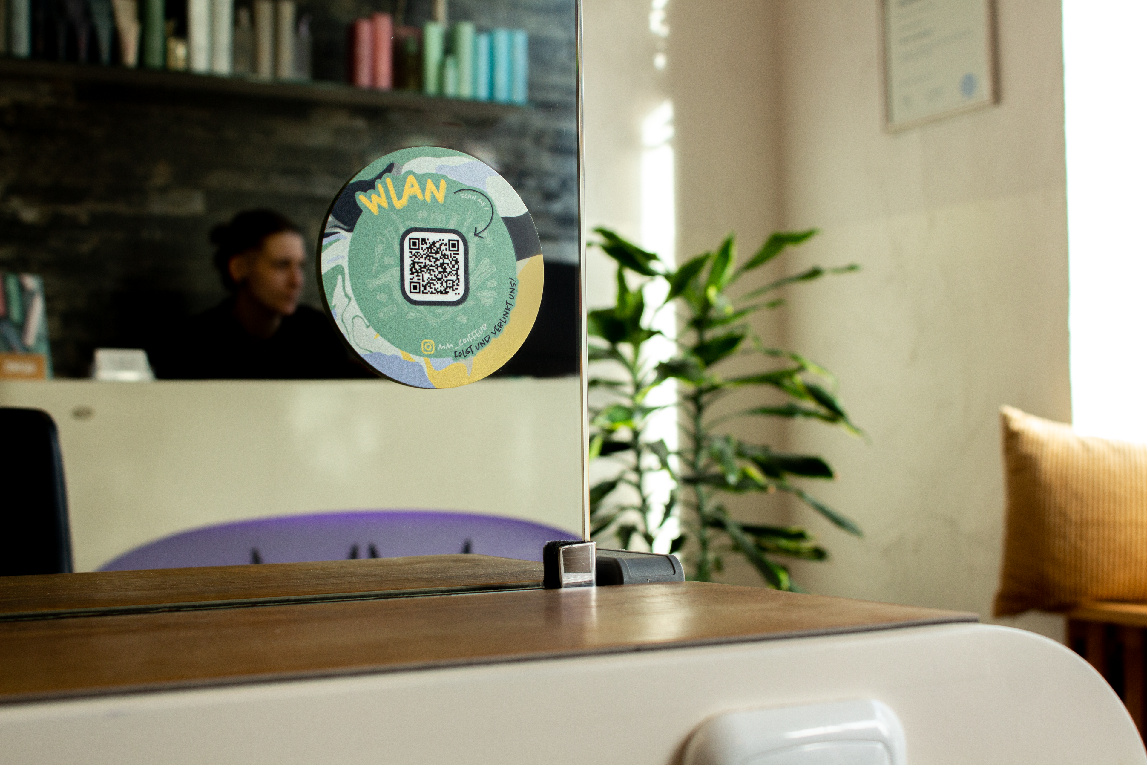 Sticker mit QR Code für W-Lan Verbindung MM Coiffeur designed by Tina Thalmann