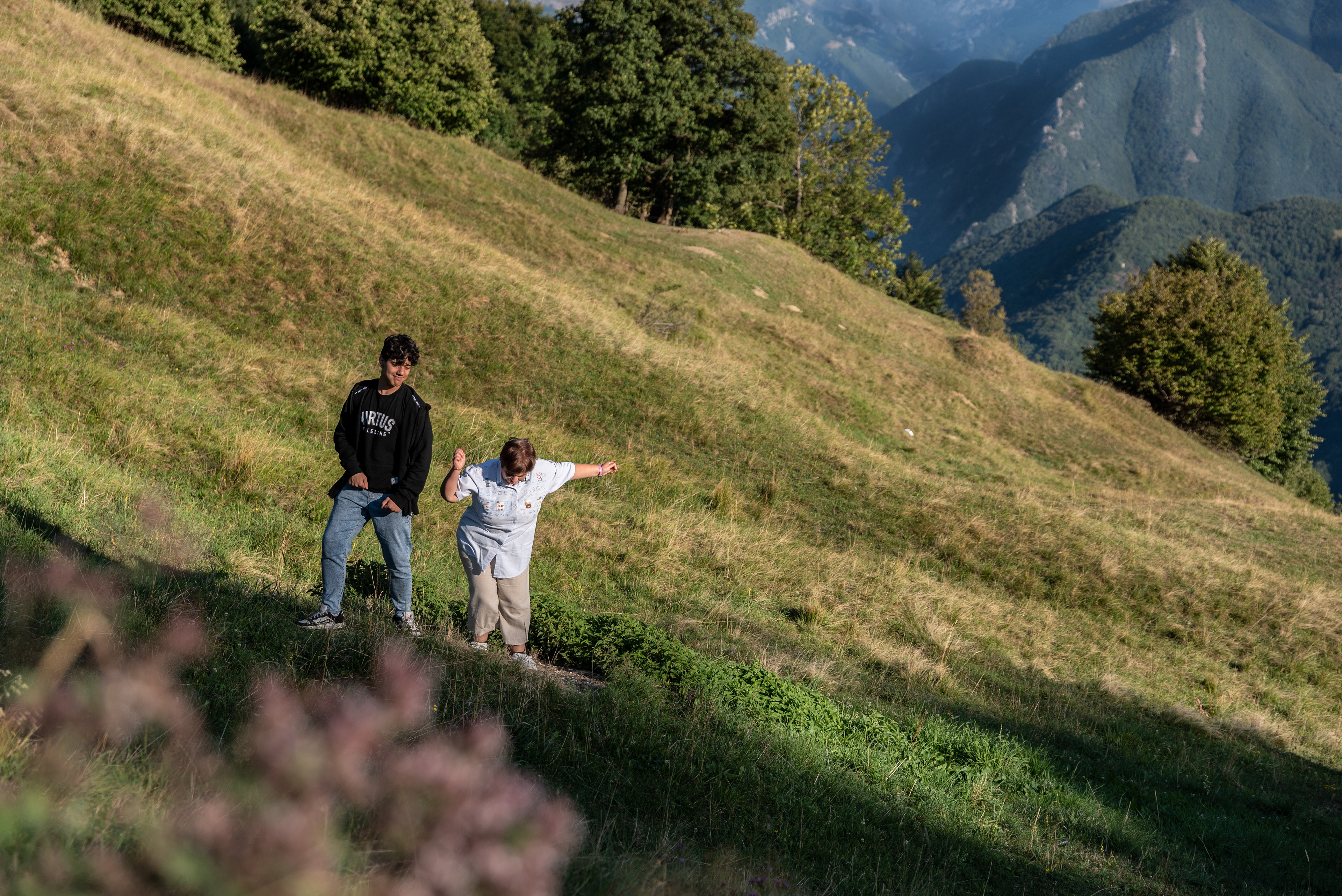 prato-montagna-famiglia-felice-sole-ballo