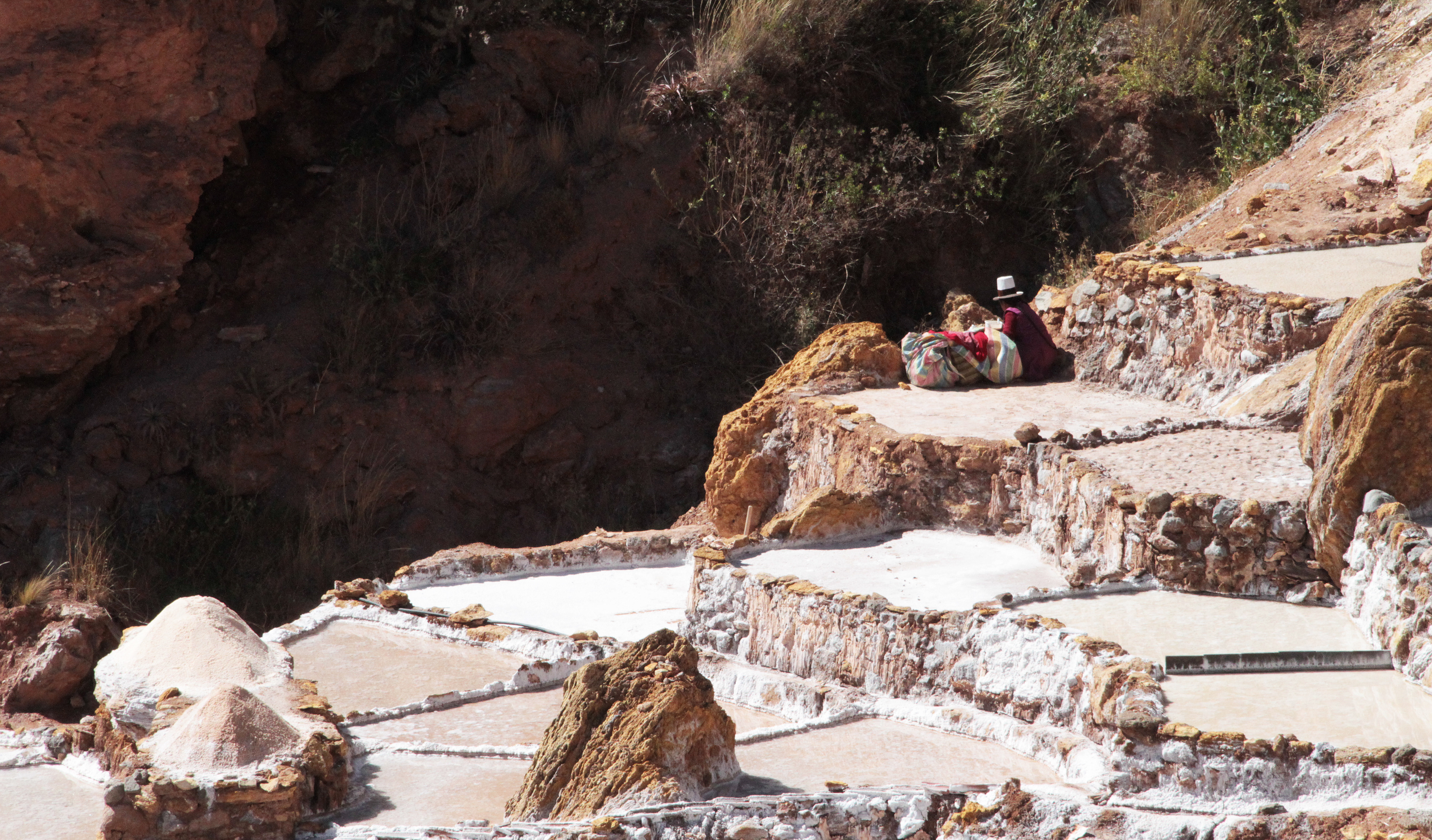 Quechua woman in the Salineras de Mara, 2022.
