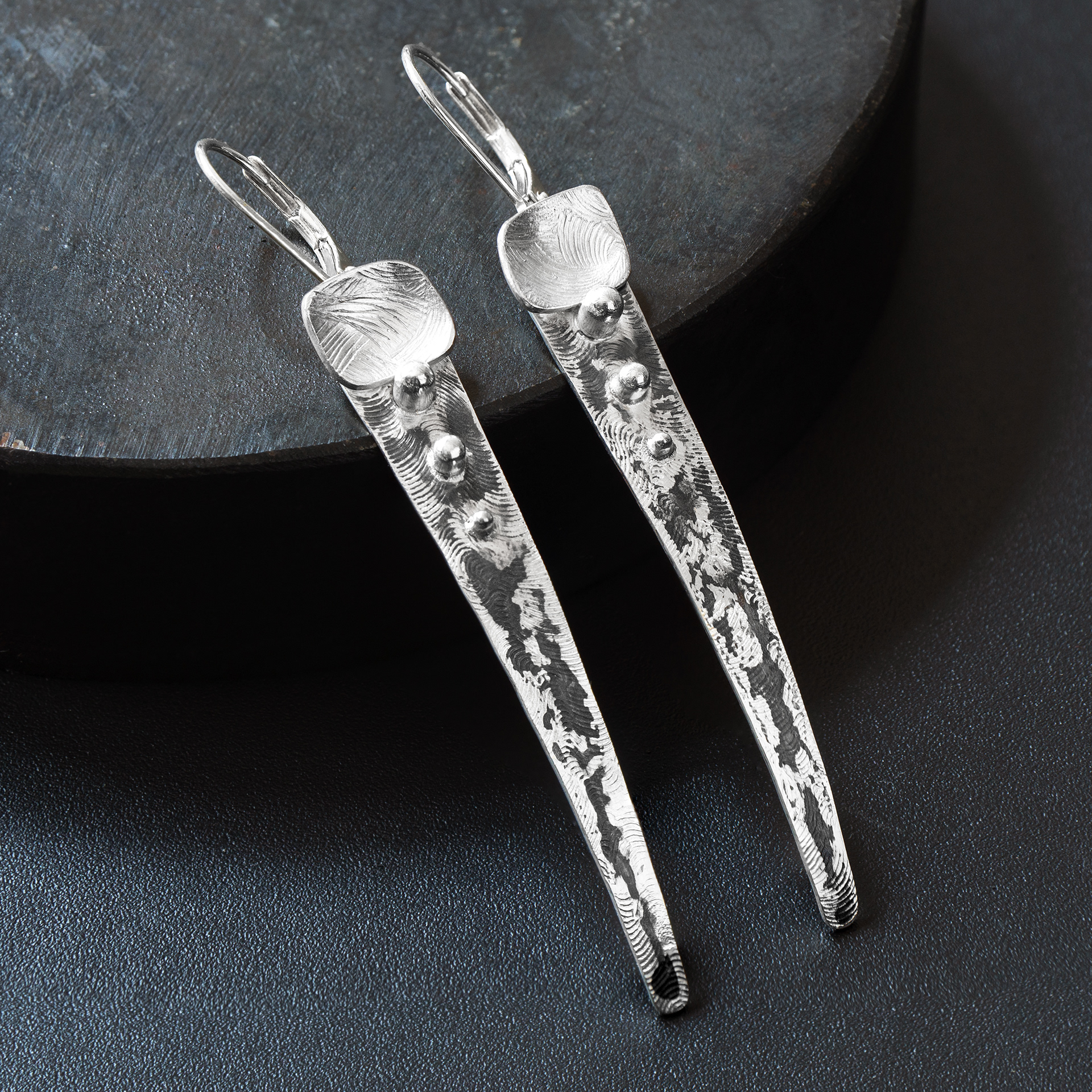splash oxidized silver claw earrings