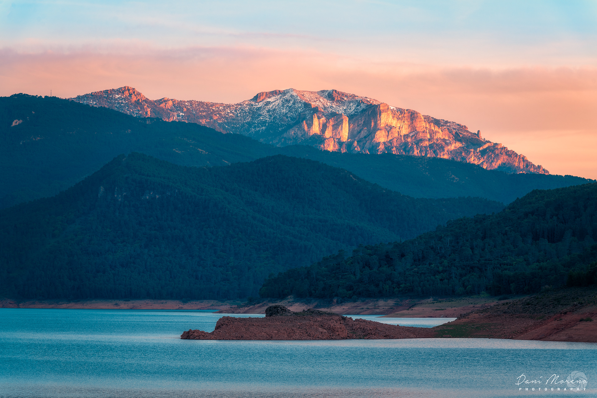 EL TRANCO Y LAS BANDERILLAS AL FONDO