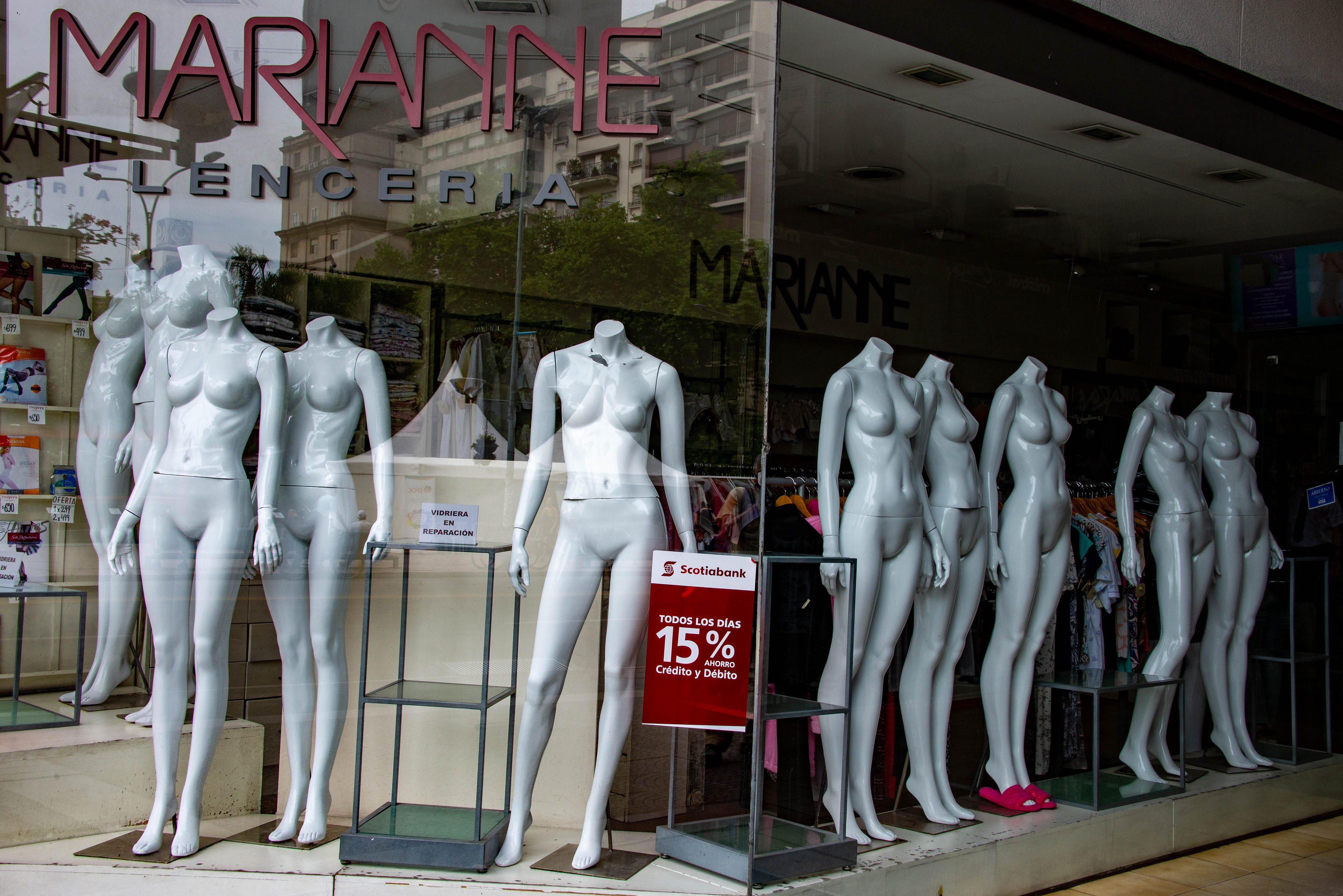 100 Percent Off. Montevideo, Uruguay. ©Corey Sandler
