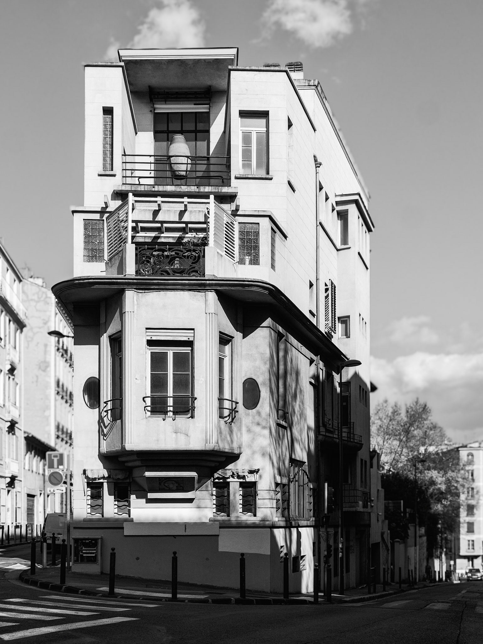 Maison Castel Rue Croix de Régnier, 4e Castel G, architecte, Sartorio A, sculpteur, 1924