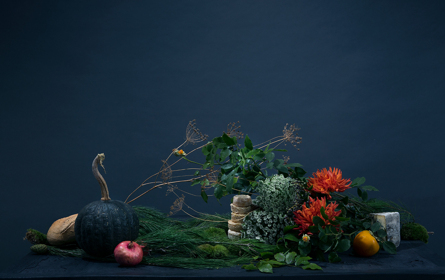 Photo Virginie Pérocheau photographe,nature morte,esprit picturale, clair obscur,table noir,plante verte,fleure,fromage,courge,oignon,Photo Virginie Pérocheau photographer, still life, pictorial spirit,chiaroscuro, black table,green plant, flower,cheese,squash, onion