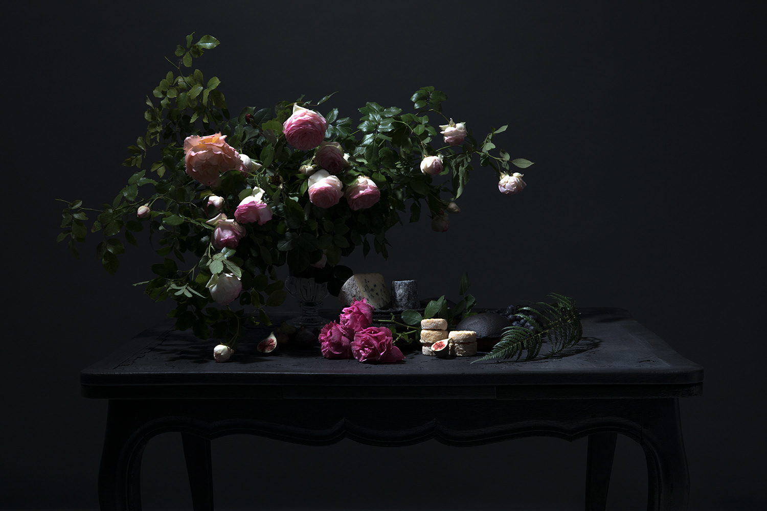 Photo Virginie Pérocheau photographe,nature morte,esprit picturale, clair obscur,table noir,plante verte,fleure,fromagePhoto Virginie Pérocheau photographer, still life, pictorial spirit,chiaroscuro, black table,green plant, flower,cheese
