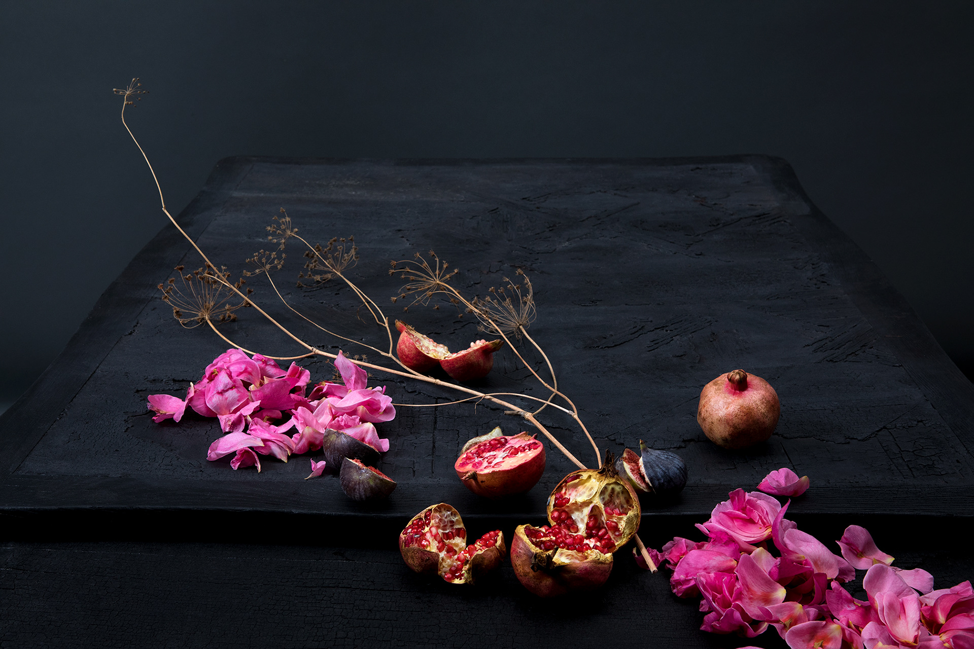 Photo Virginie Pérocheau photographe,nature morte,esprit picturale, clair obscur,table noir, grenade,fleur,Photo Virginie Pérocheau photographer, still life, pictorial spirit,chiaroscuro, black table, grenade, flower