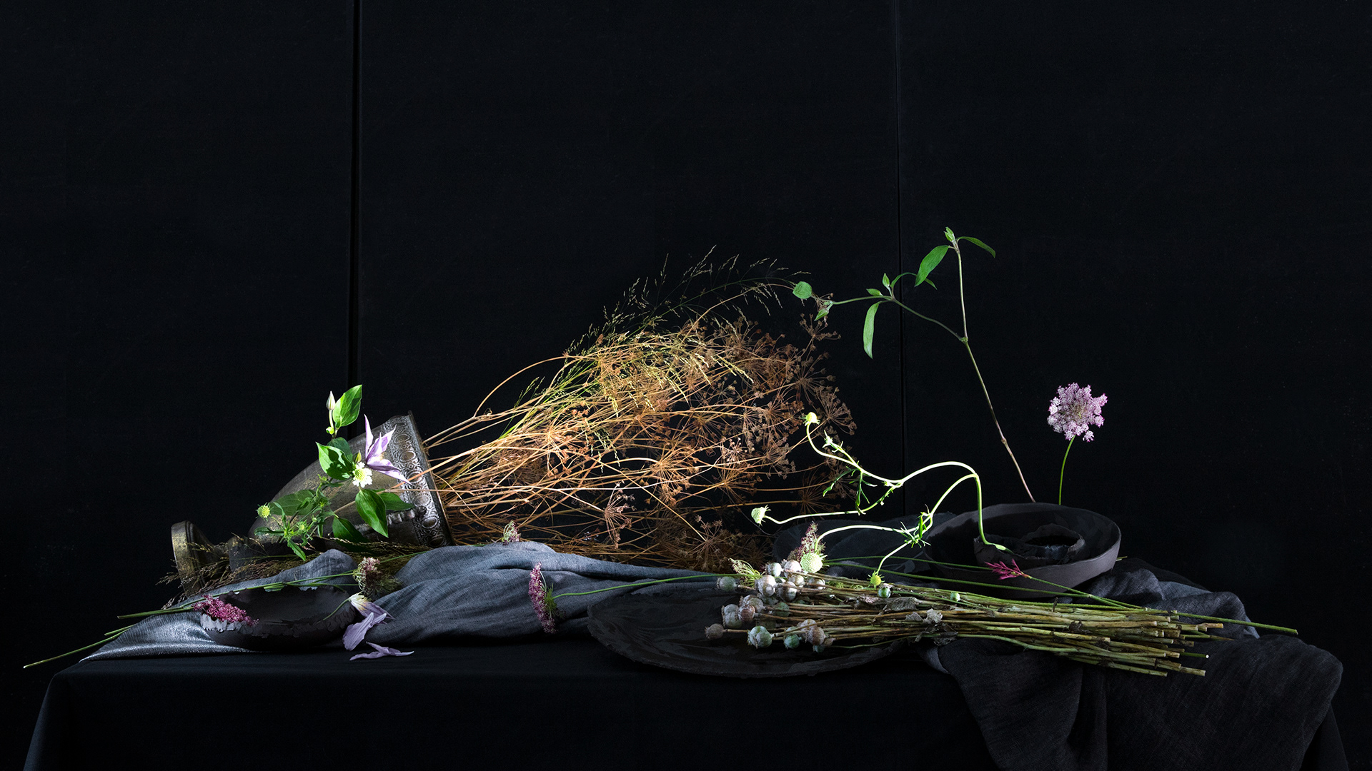 Photo Virginie Pérocheau photographe,nature morte,esprit picturale, clair obscur,table noir,plante verte,fleure,vase,Photo Virginie Pérocheau photographer, still life, pictorial spirit,chiaroscuro, black table,green plant, flower,vase