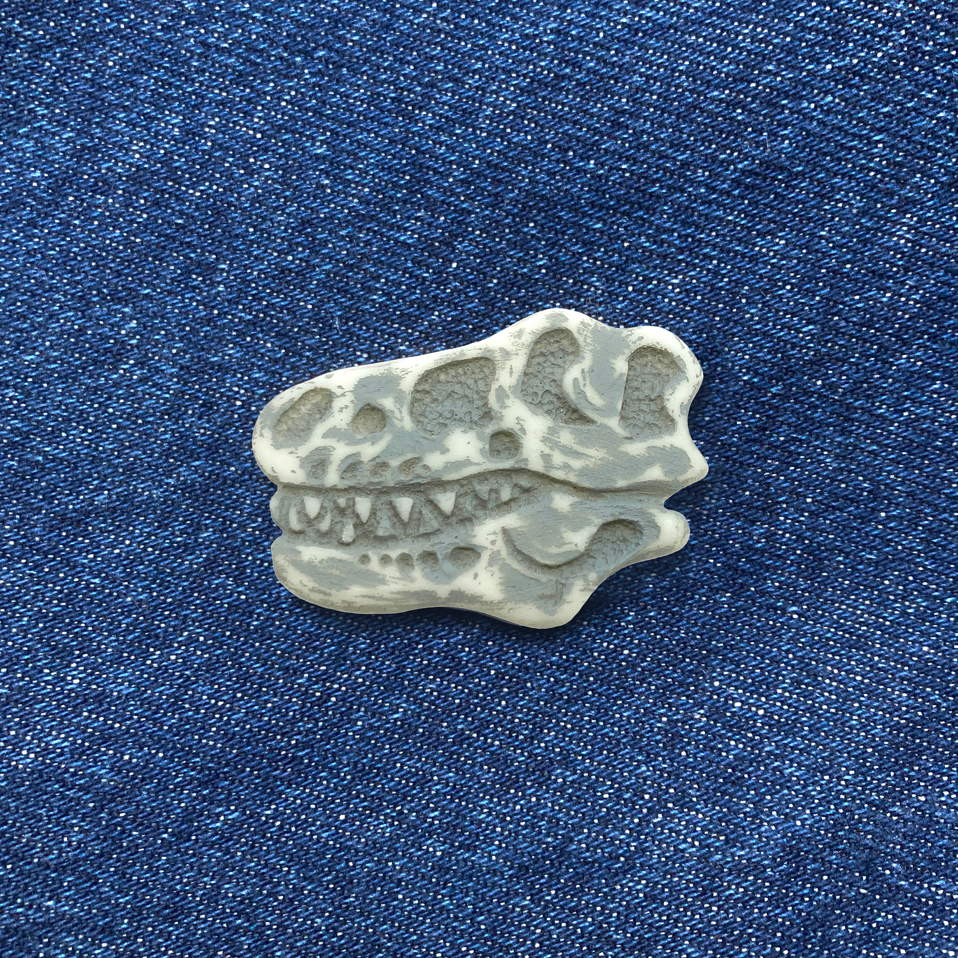 FOSSILE hand sculpted, casted and painted resin broochs (2021)