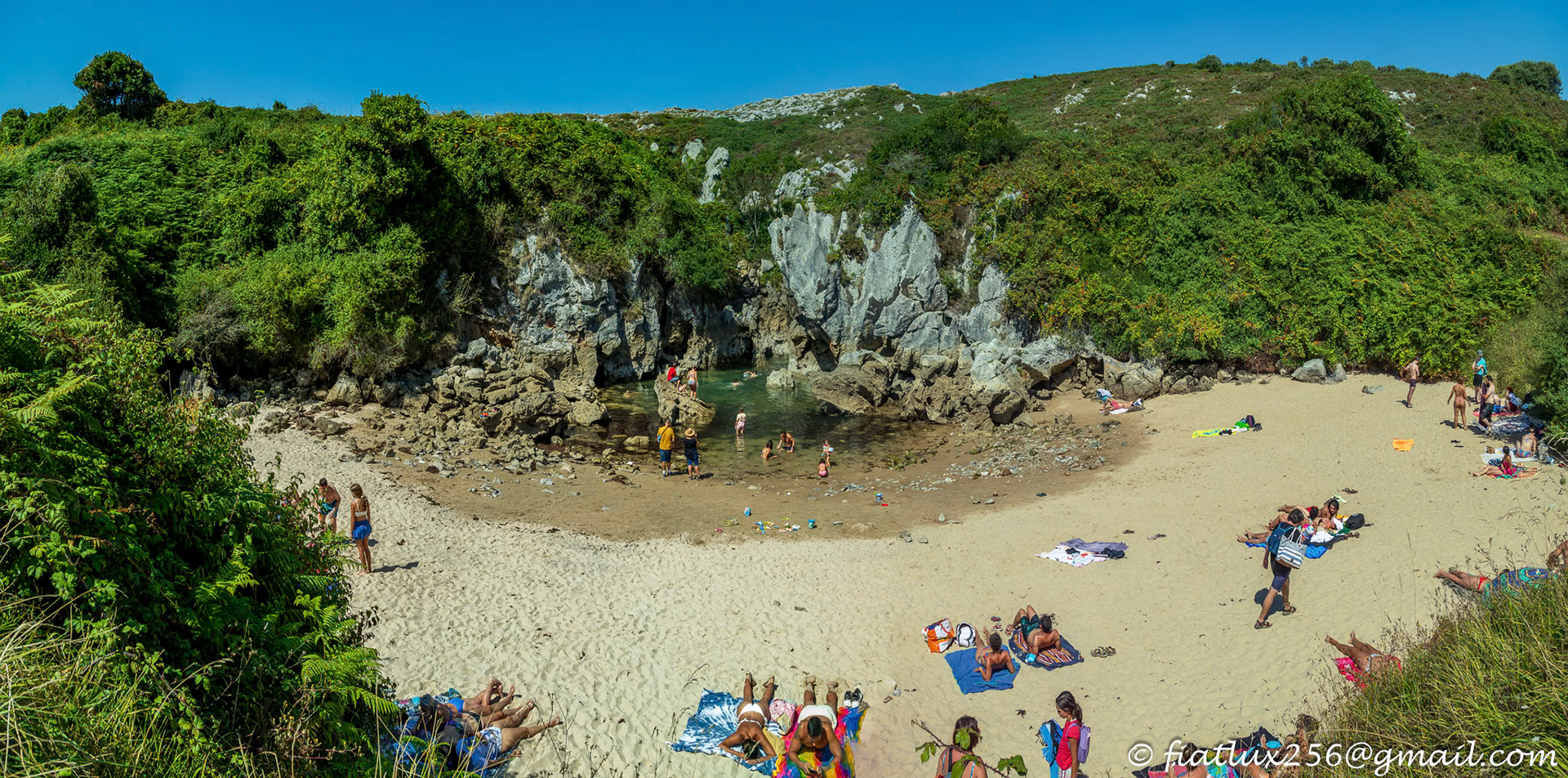 Playa de Gulpiyuri (Asturias, España)