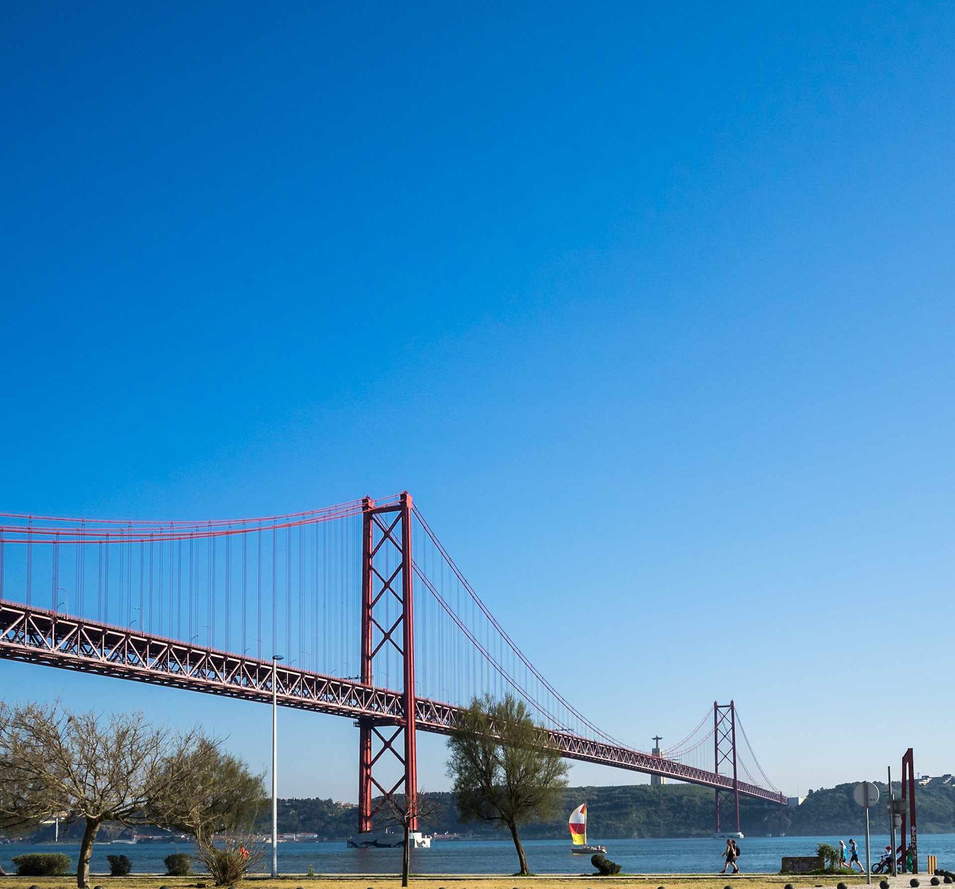 Leisure activities by Tagus river and the 25th April bridge