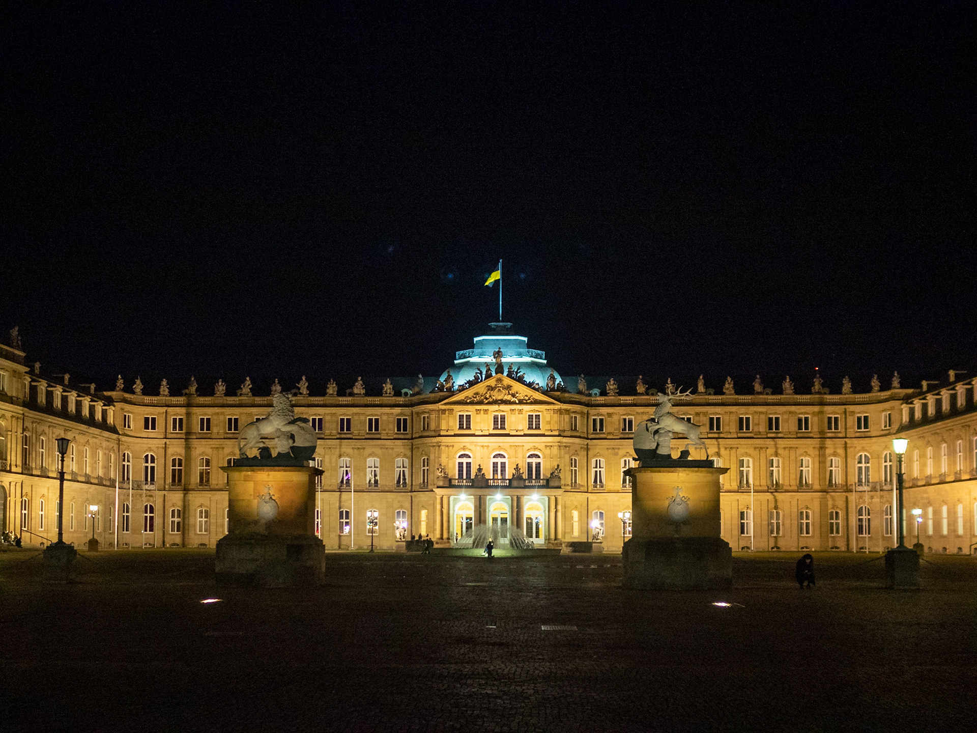 Neues Schloss Stuttgart at night