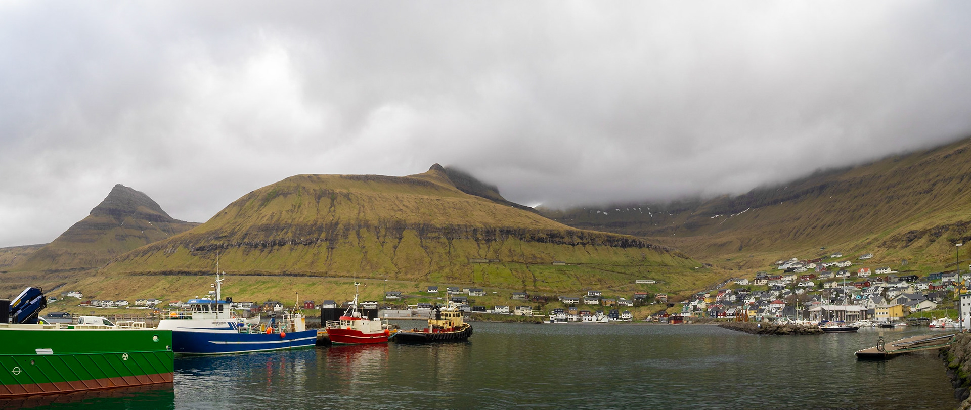 Fuglafjørður panorama with Gjógvaráfjall mountain