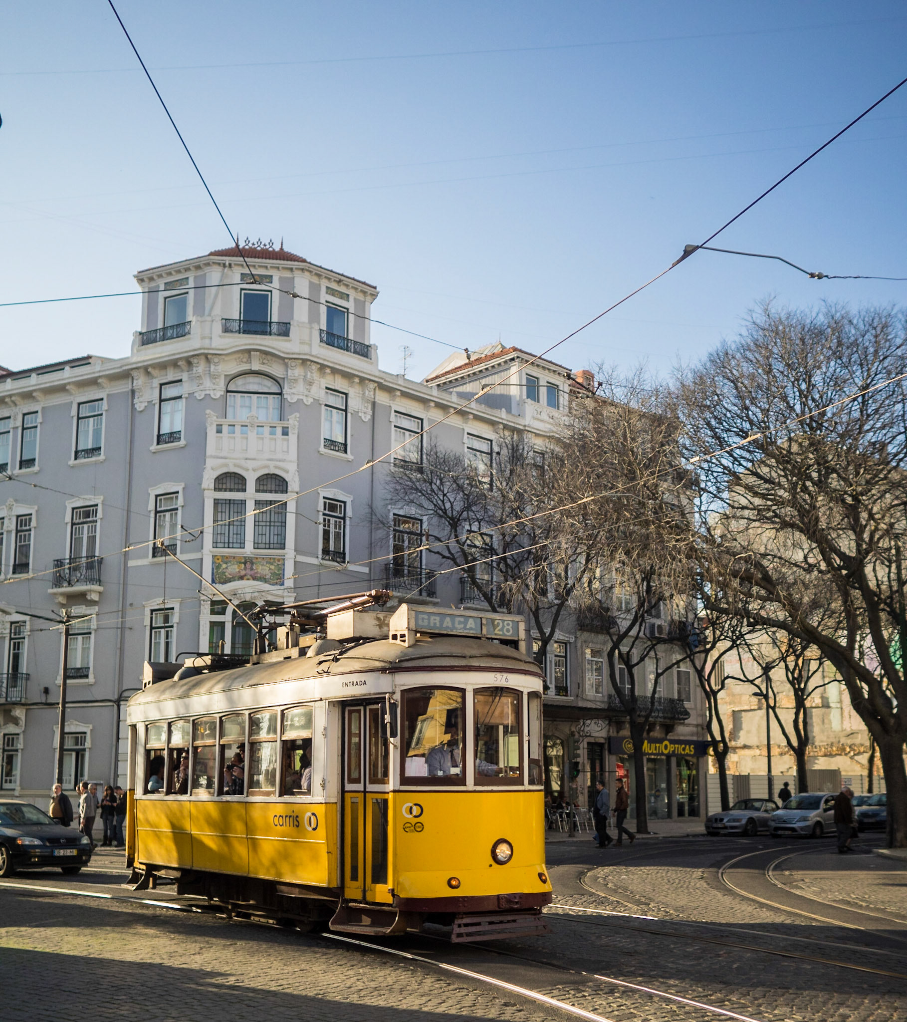 Tram 28 in Campo de Ourique neighborhood