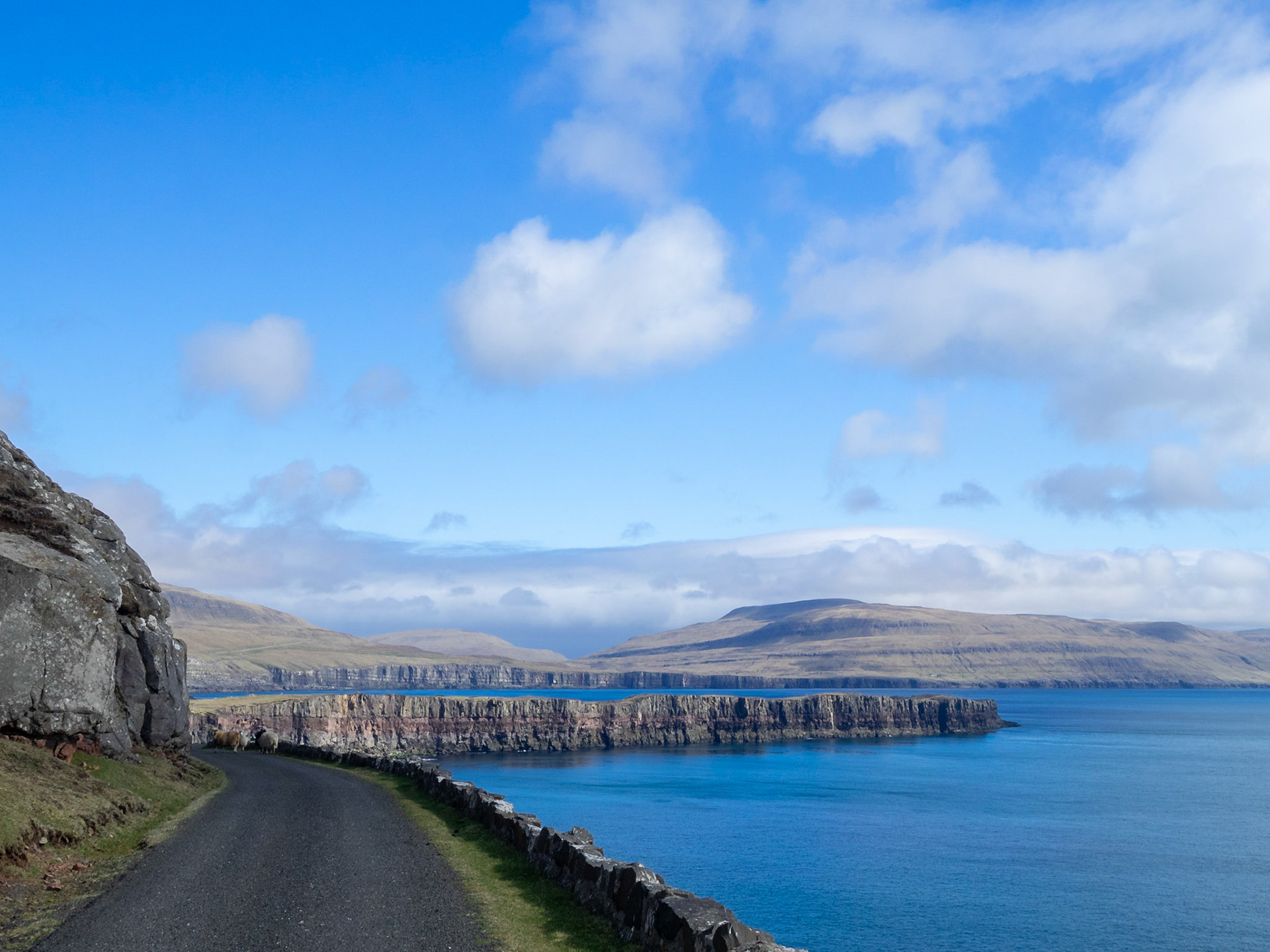Søltuvíkar vegur road atop the cliffs of south Sandoy island