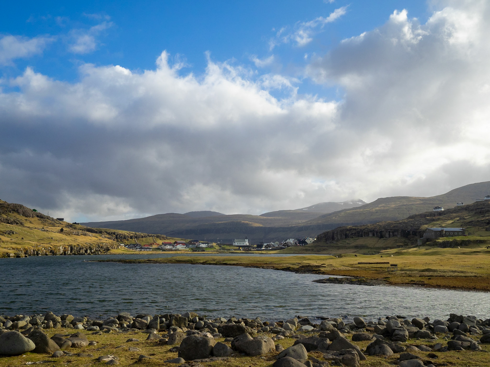 Eiði seen behind Niðara Vatn lake