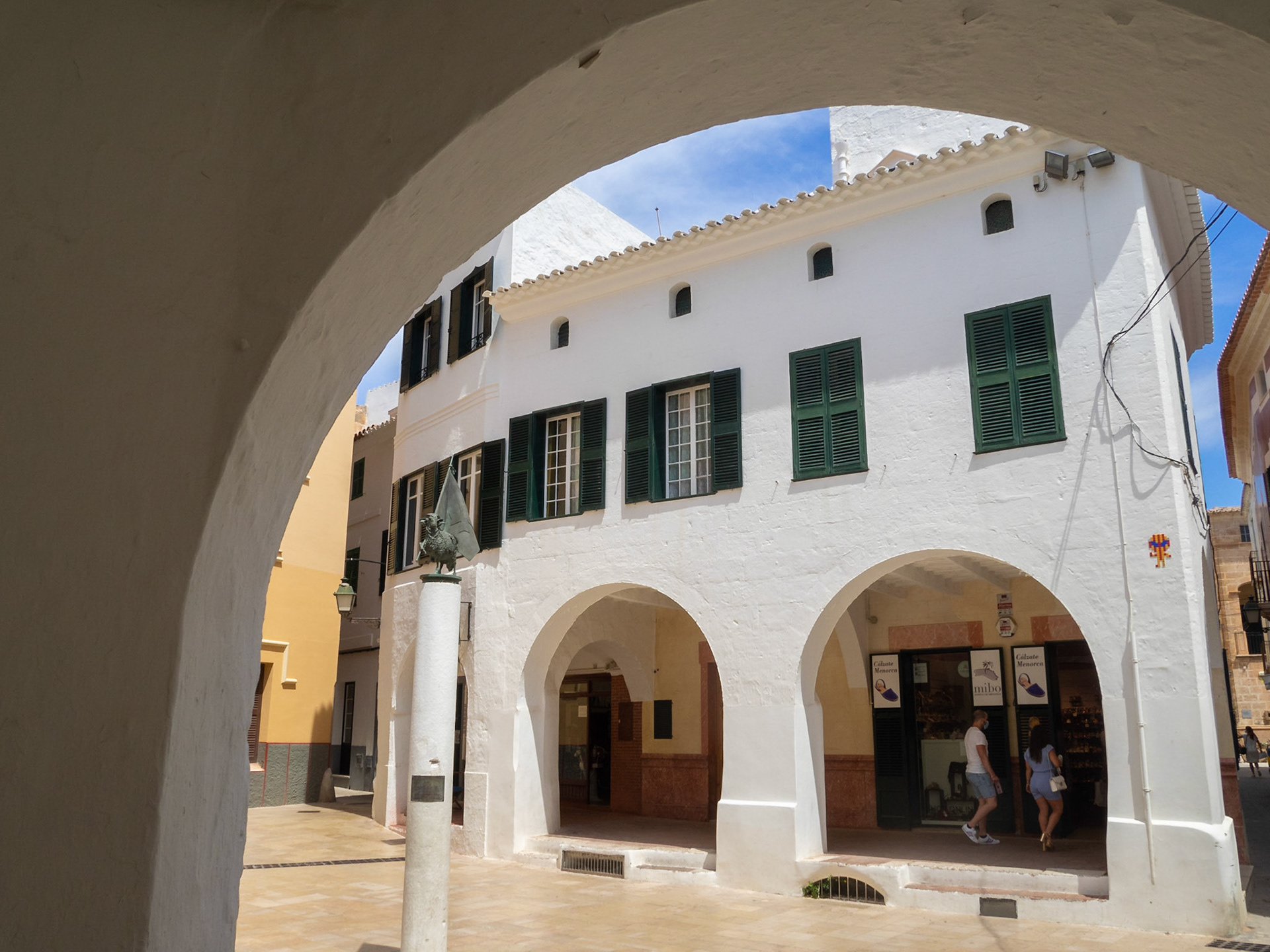 Es Be pedestal, seen from the sorrounding arcades, Ciutadella