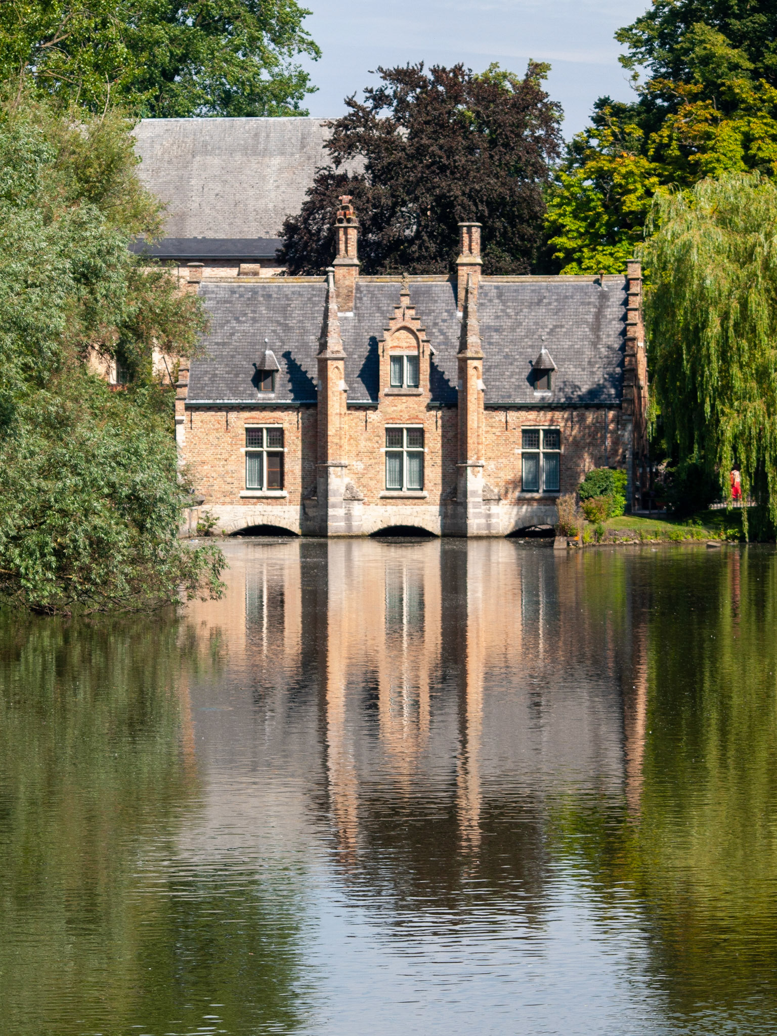 Sashuis reflected in the Minnewater