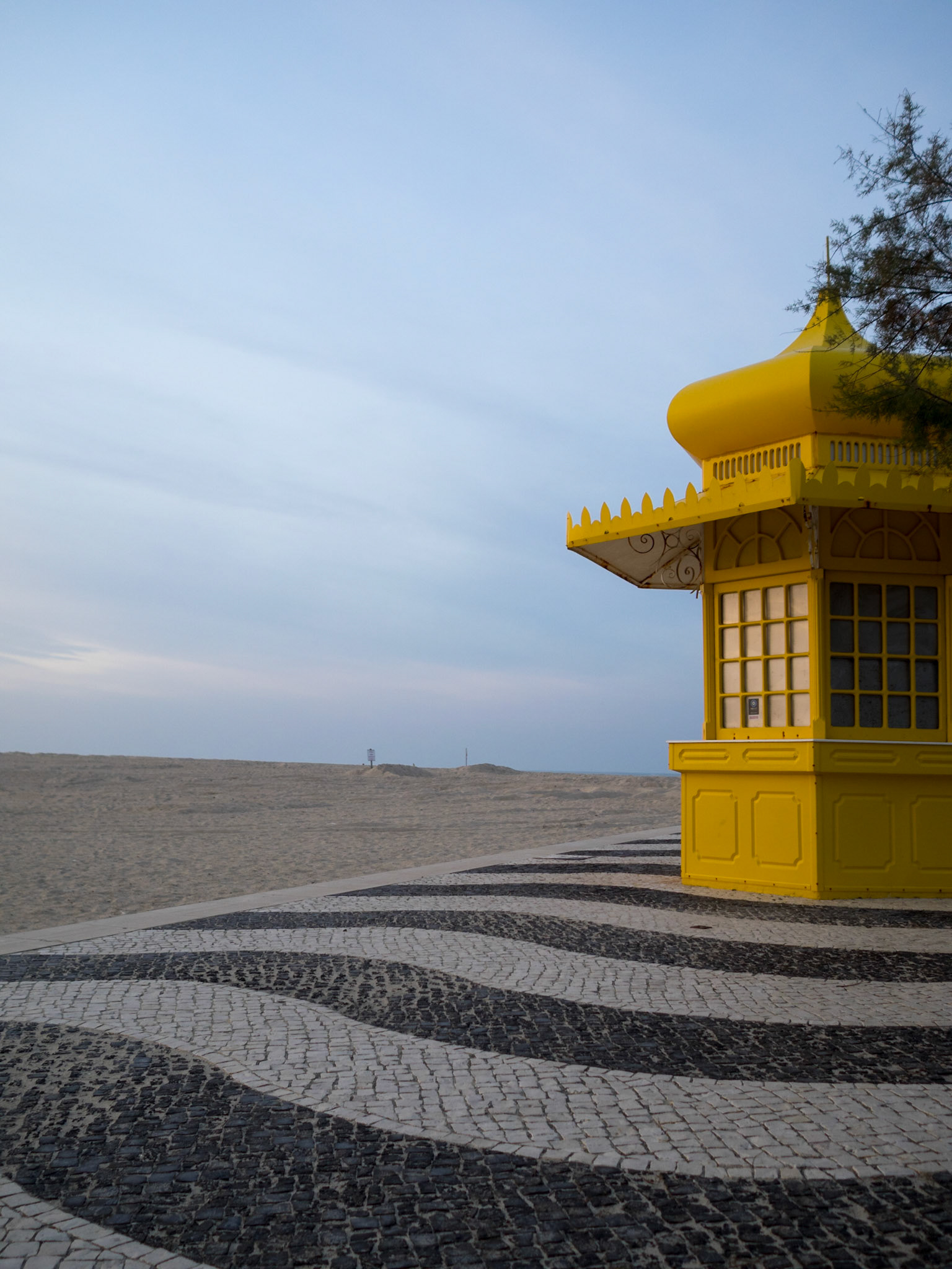Yellow kiosk by Foz do Arelho beach