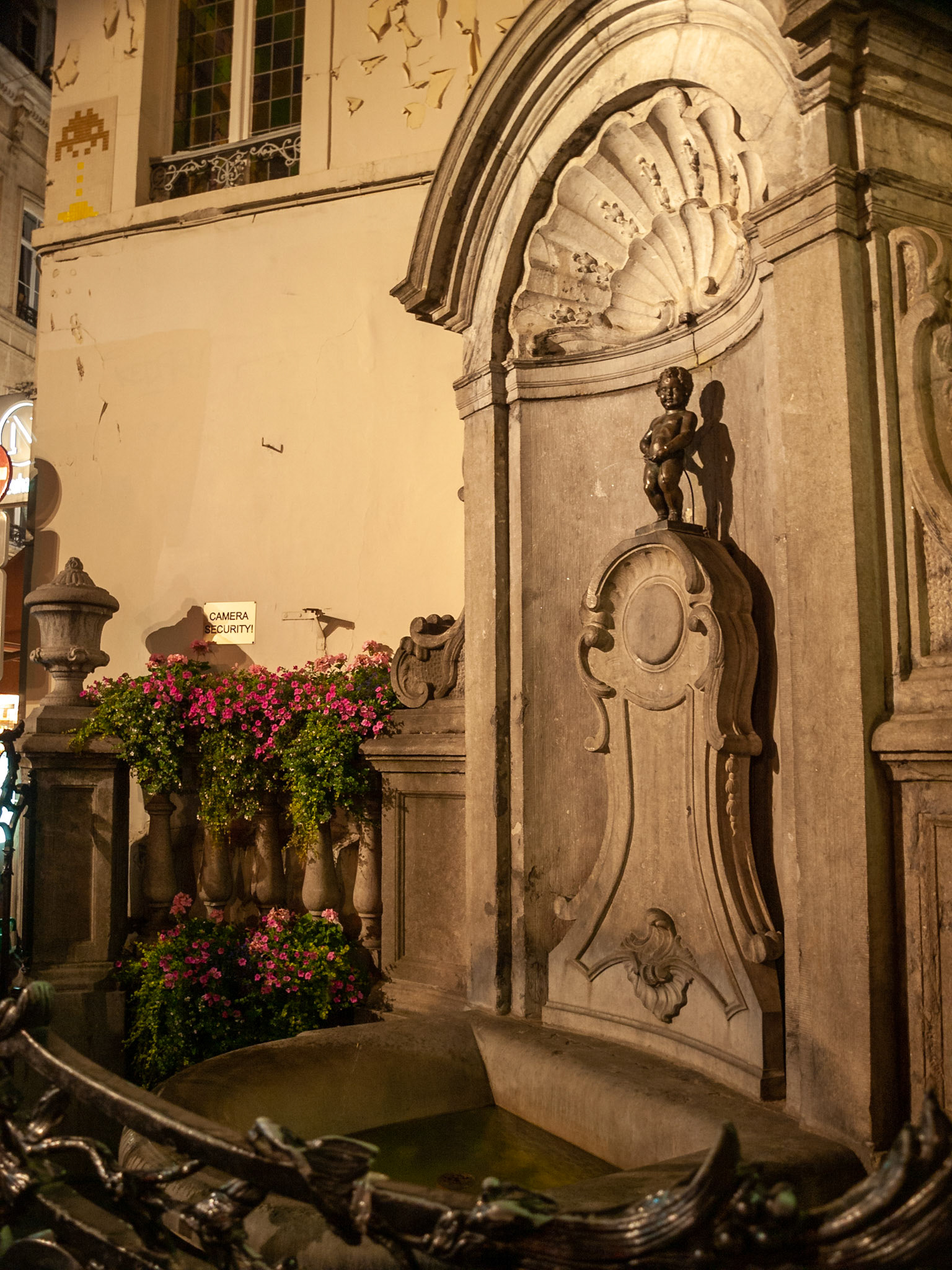 Manneken Pis statue at night
