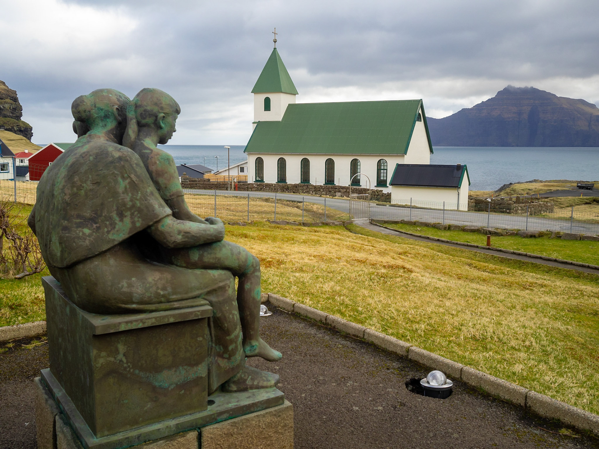 Fritjof Joensen sculpture of mother and two children by Gjógv church