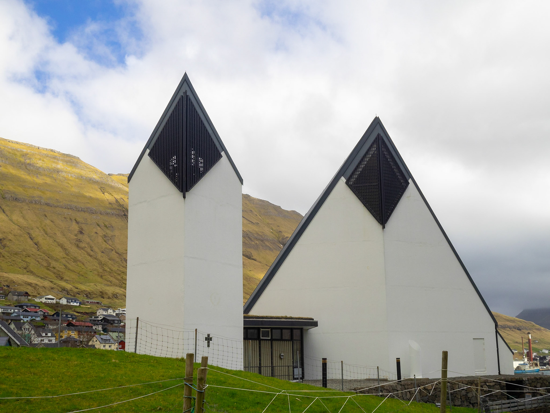 Fuglafjørður church