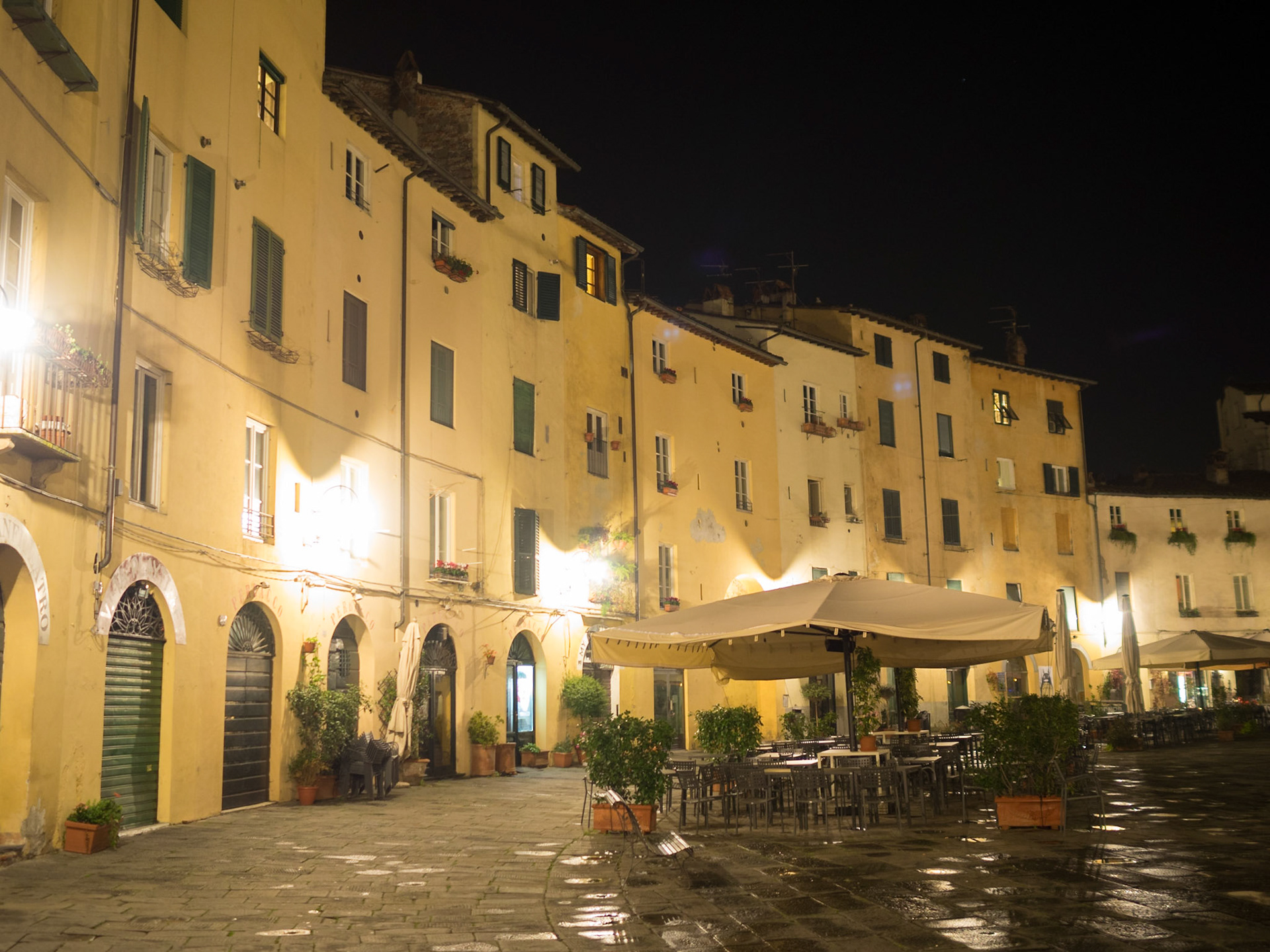 Piazza dell'Anfiteatro at night