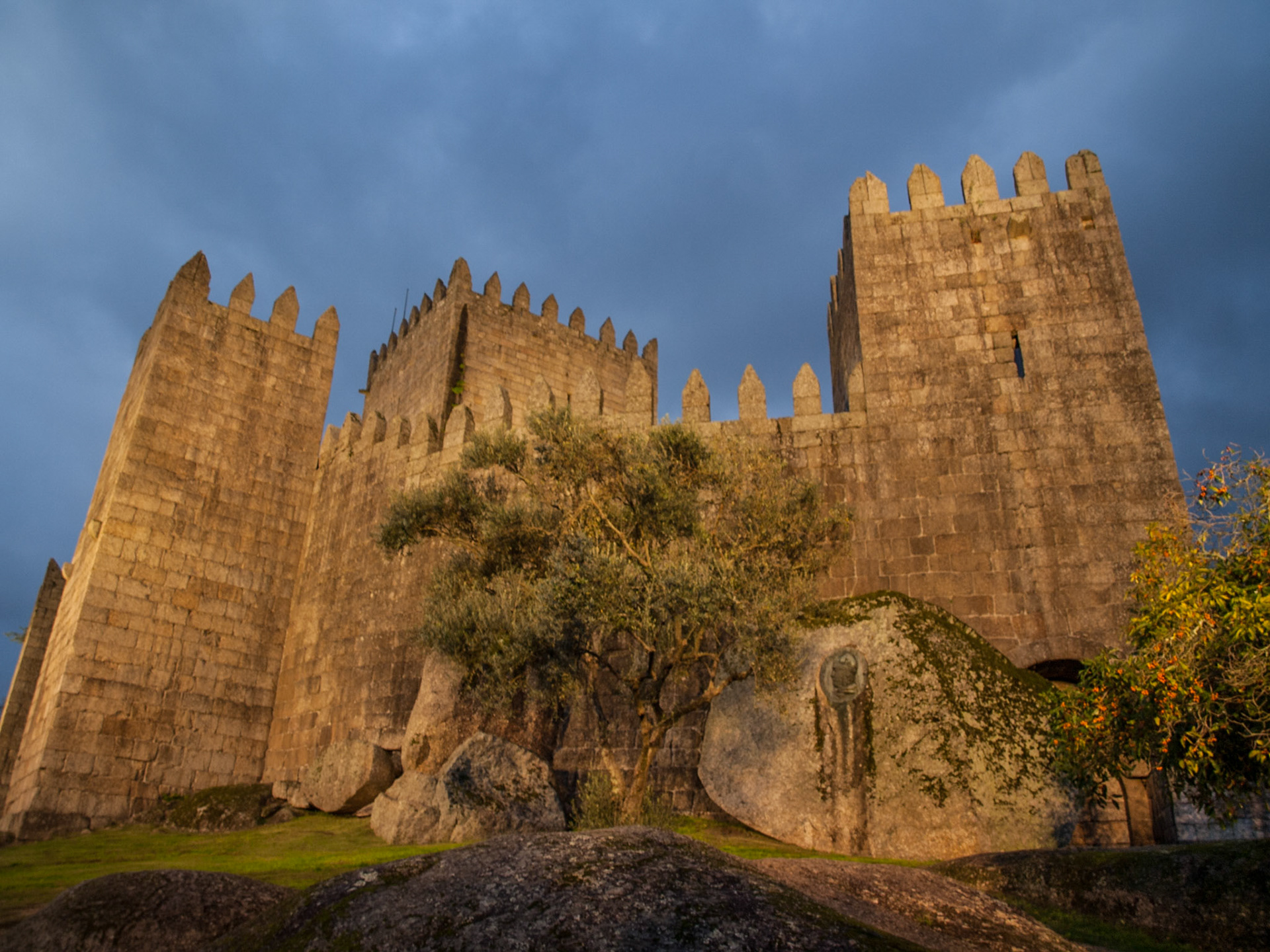Guimarães castle night view