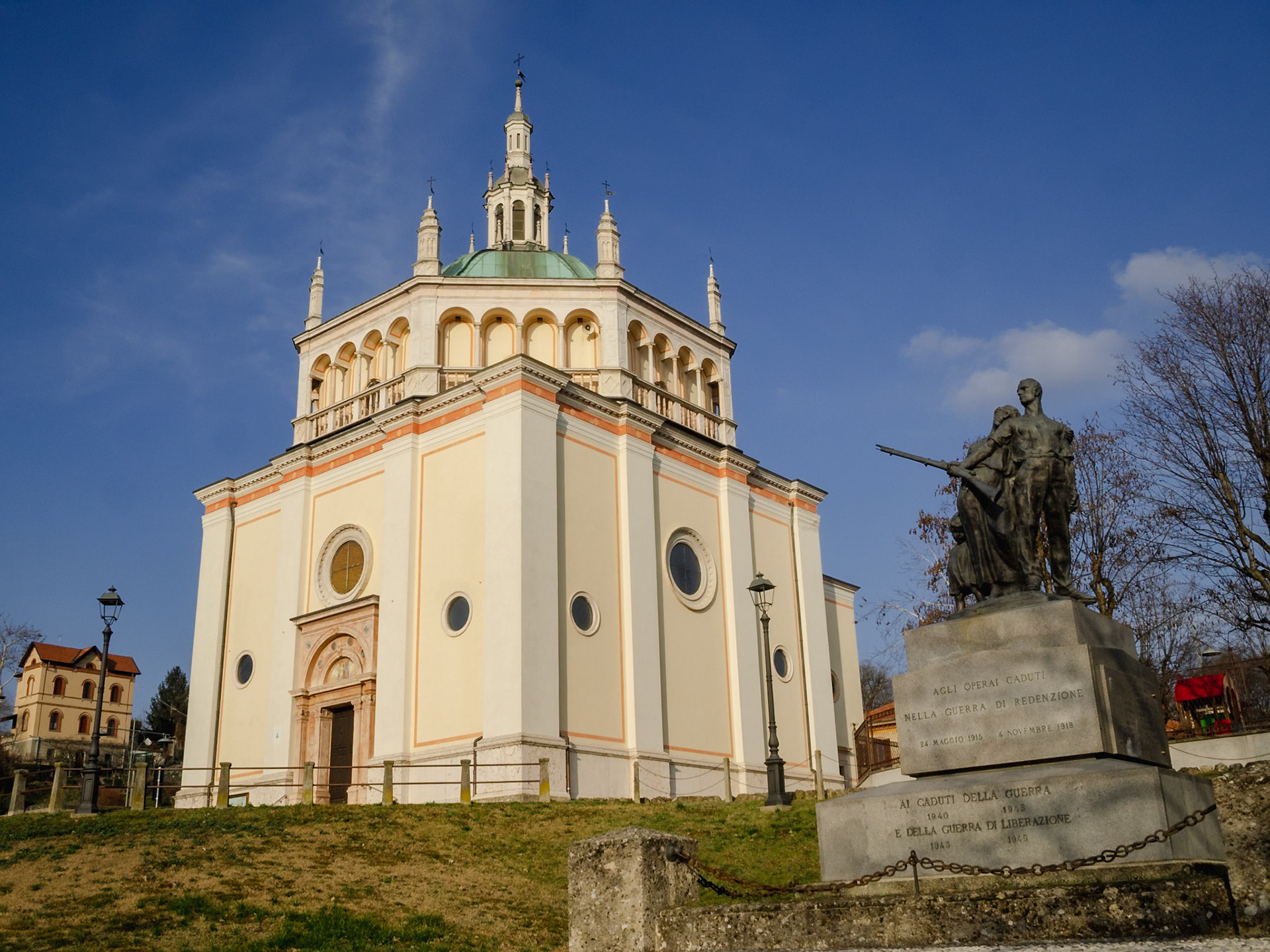 Church of the Most Holy Name of Mary and monument to war heroes, Crespi d'Adda