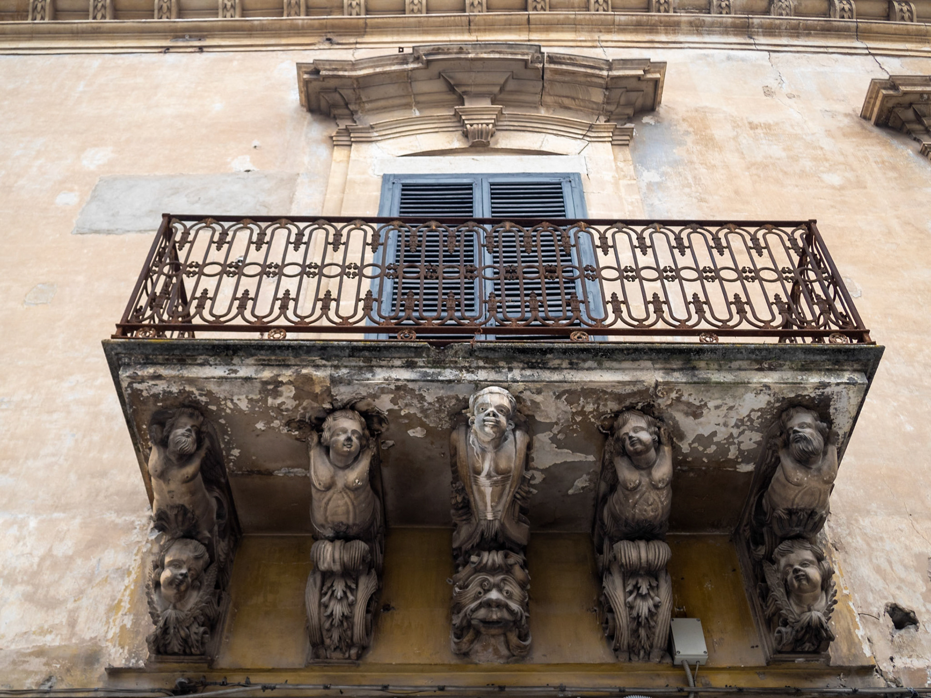 Palazzo Tommasi Rosso Tedeschi balcony supported by grotesque figures, Modica
