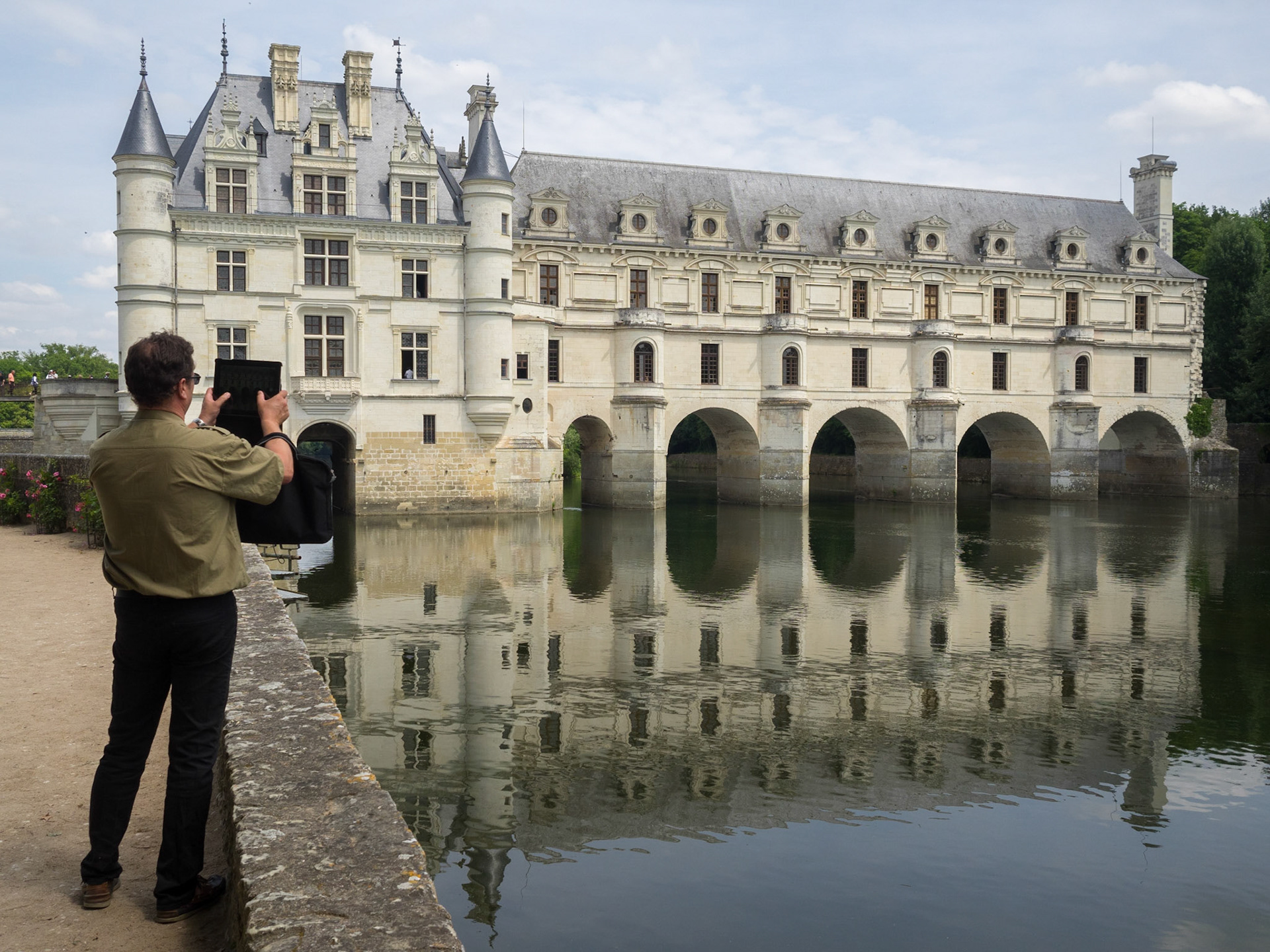 Taking pictures at Chenonceau Chateau over the Cher river