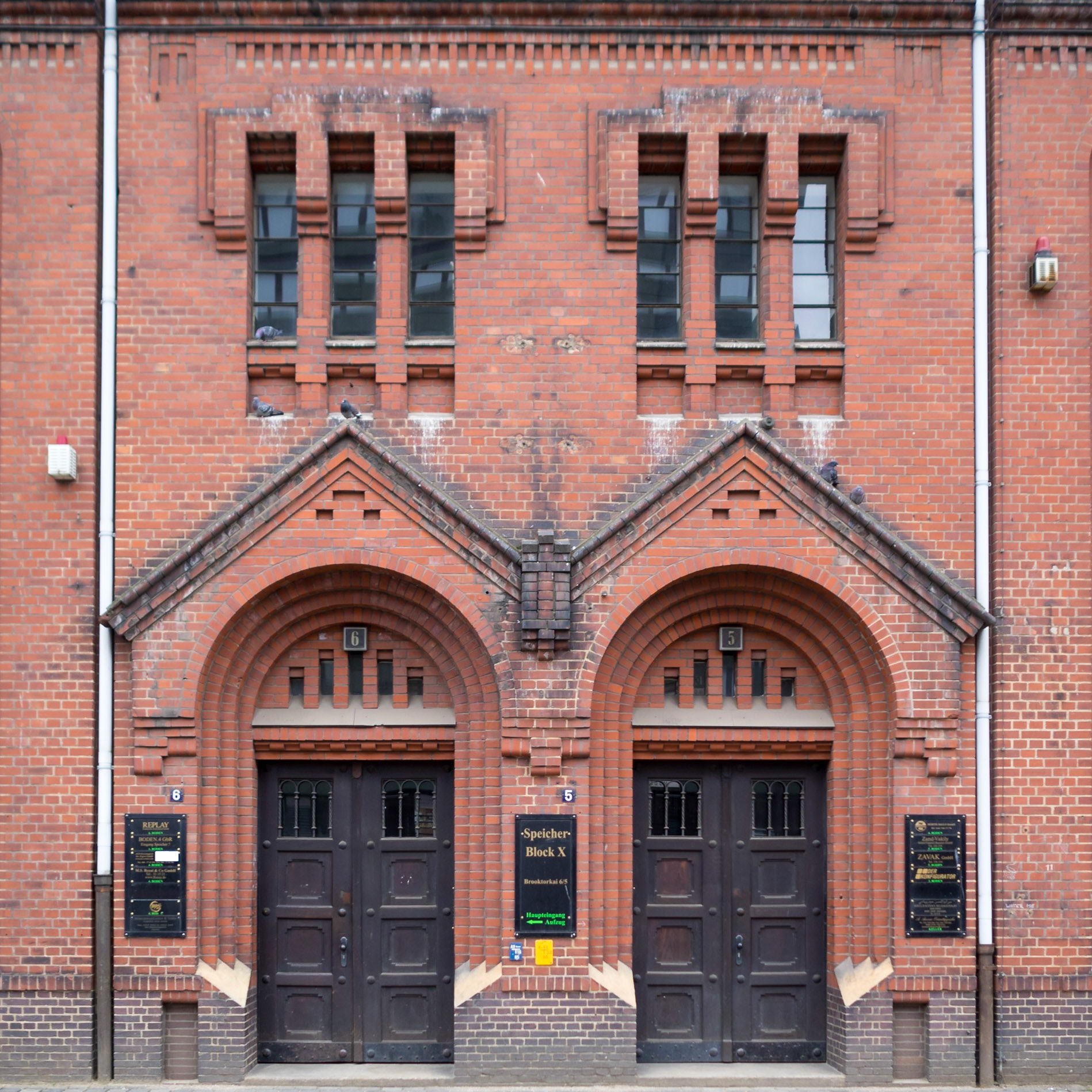 Symmetrical door in a red brick facade of an Hafen City building