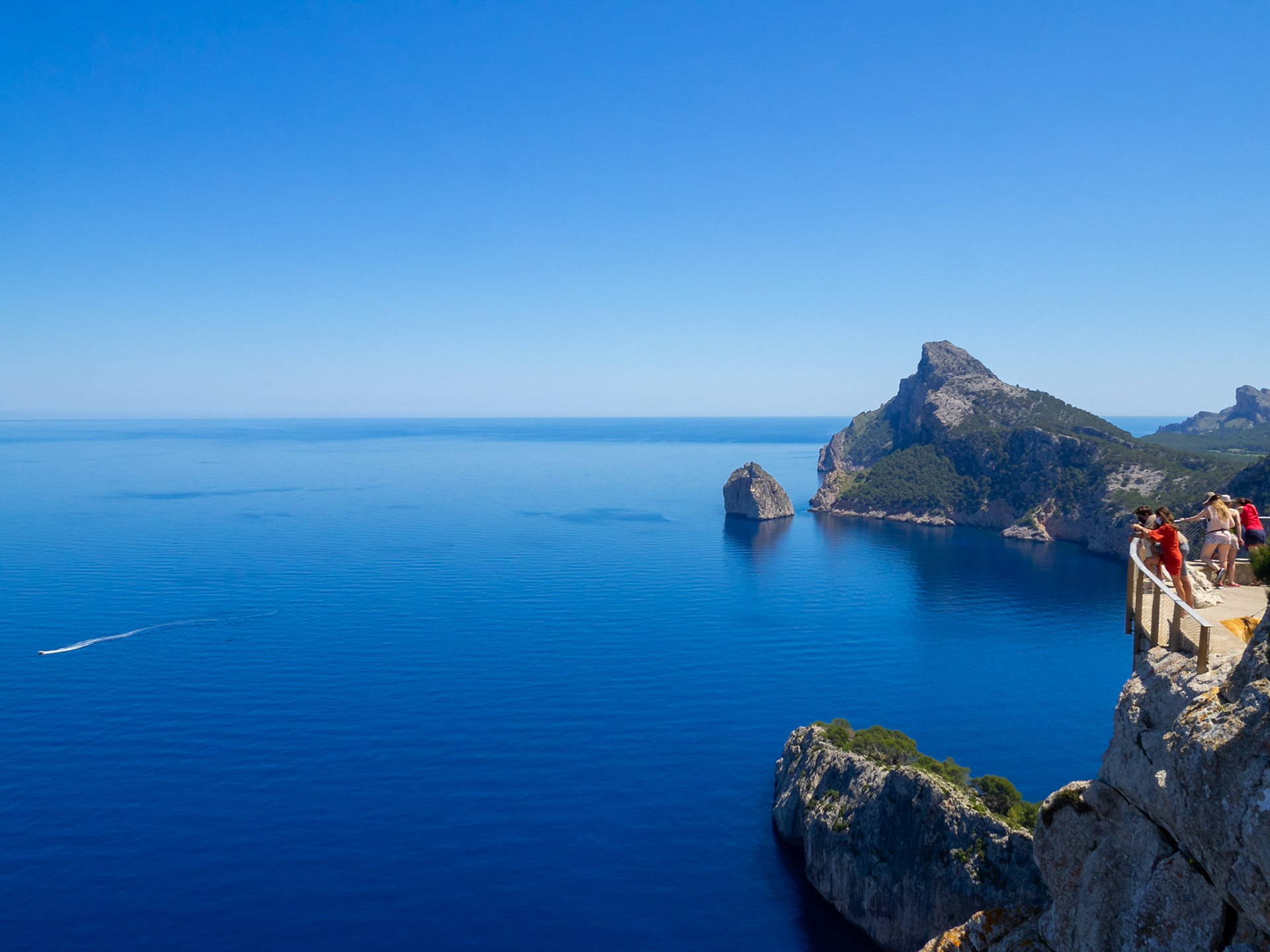 Tourists in Cap Formentor viewpoint admiring the north Maiorca coastline