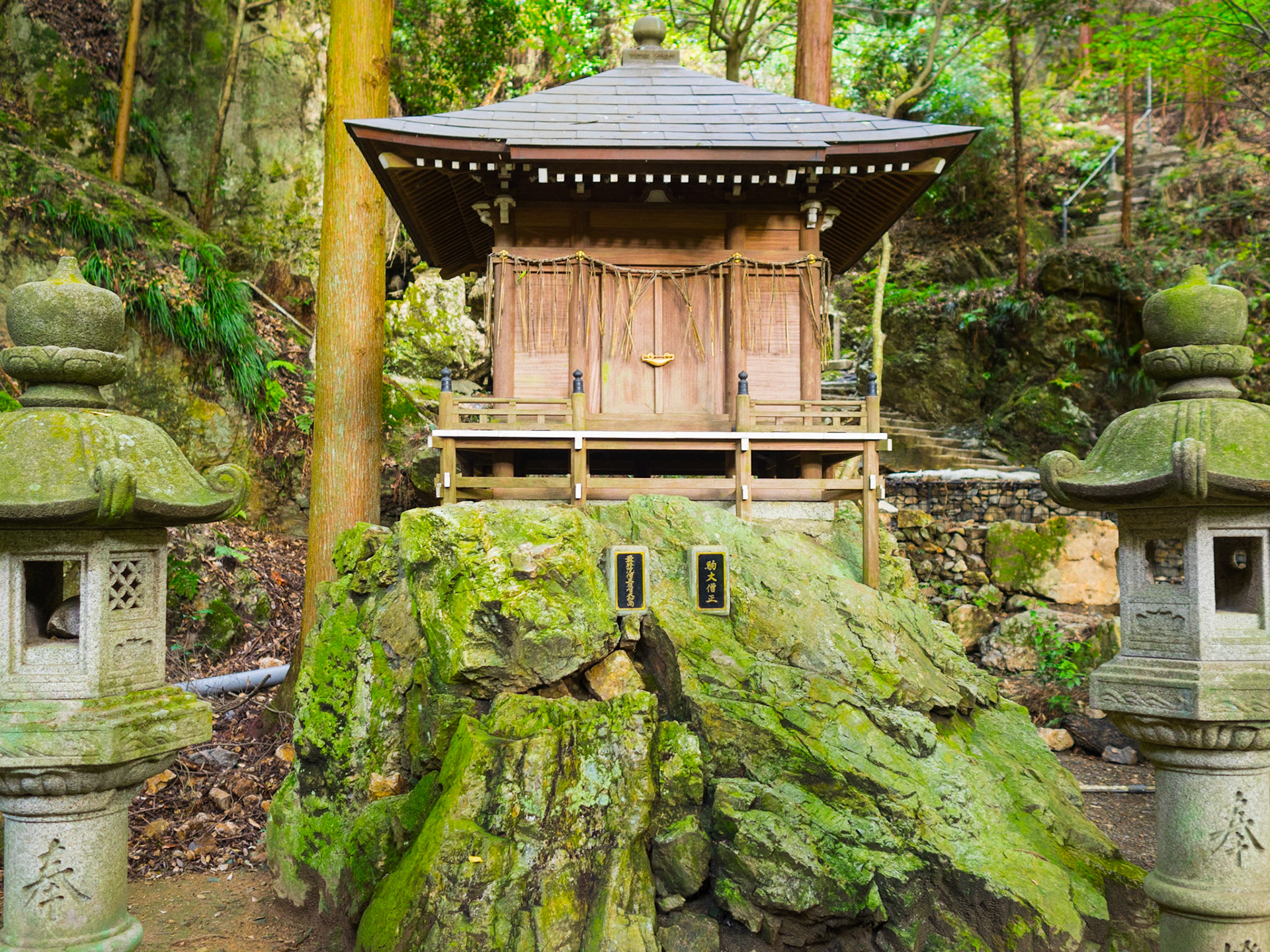Oku-no-in shrine in Nanzen-ji temple park