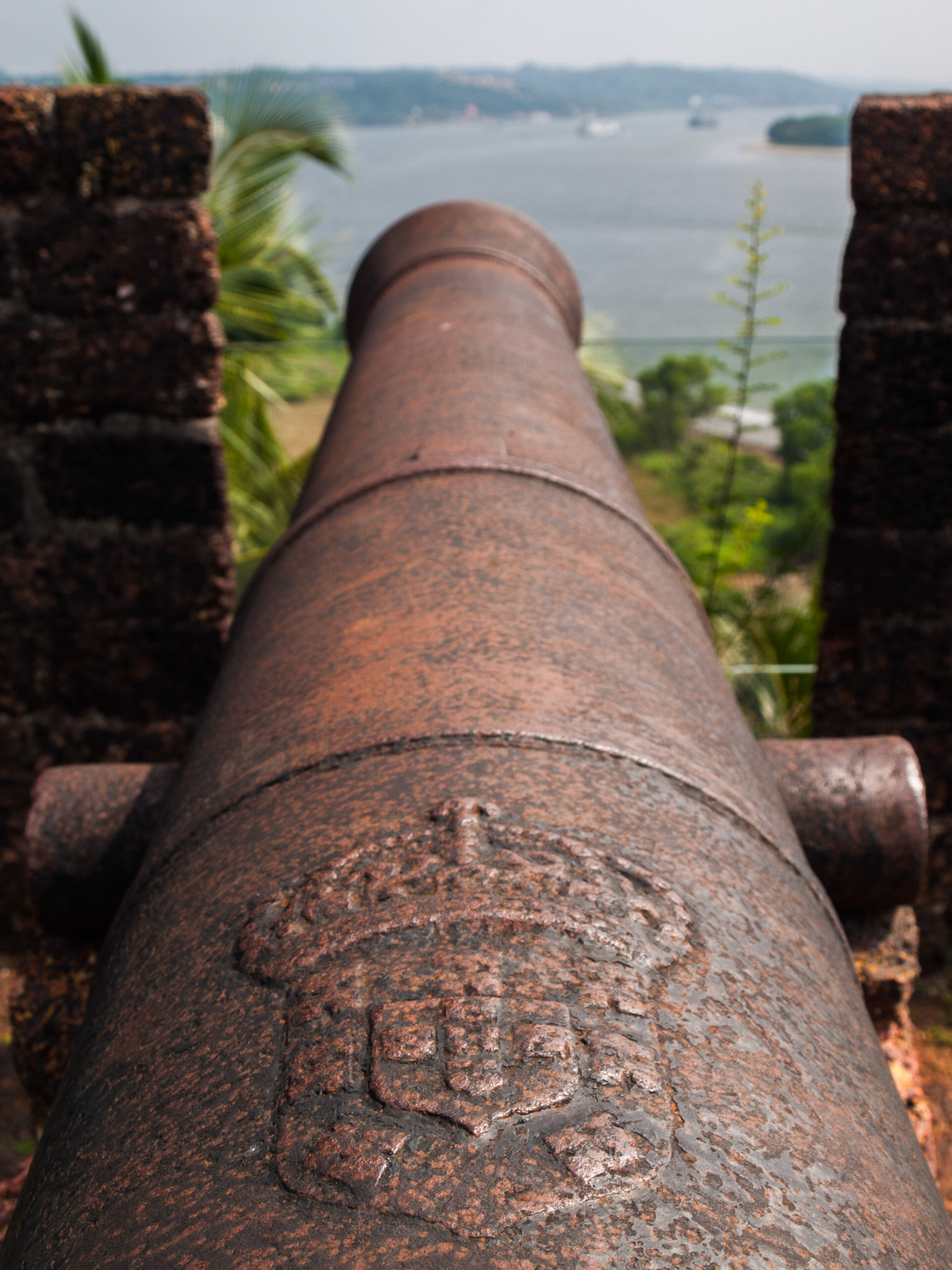 Reis Magos Fort canon with Portuguese blazon