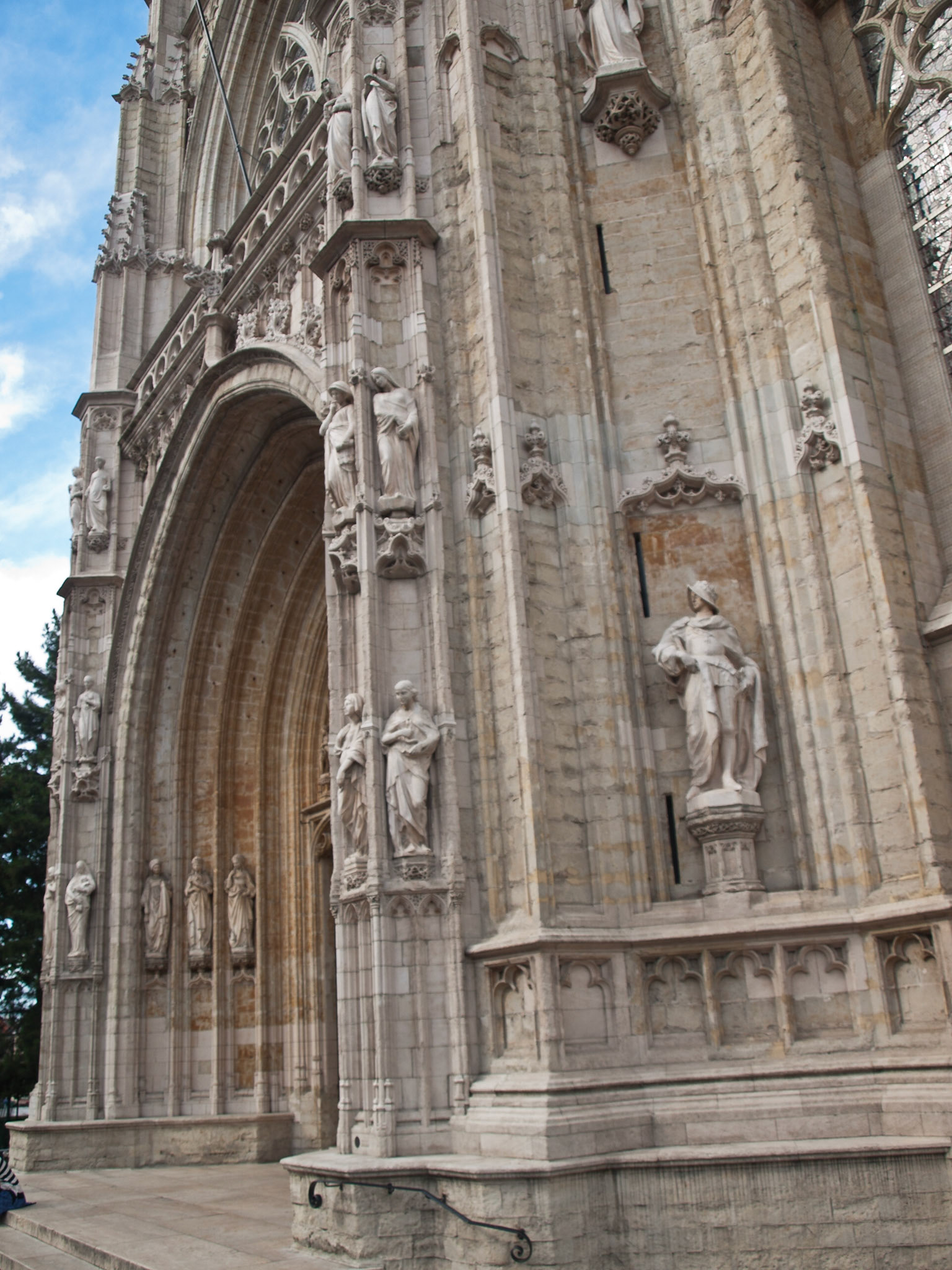 Notre Dame du Sablon church entrance statues